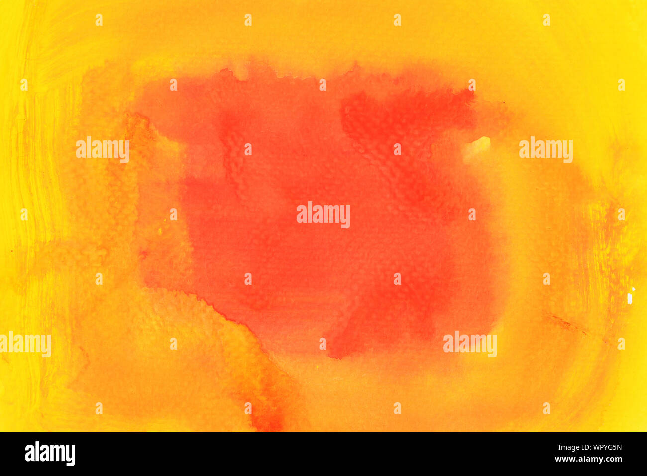 Rosso e arancione macchie di colore del flusso sulla superficie gialla , sfondo astratto e illustrazione dal colore acrilico pittura Foto Stock