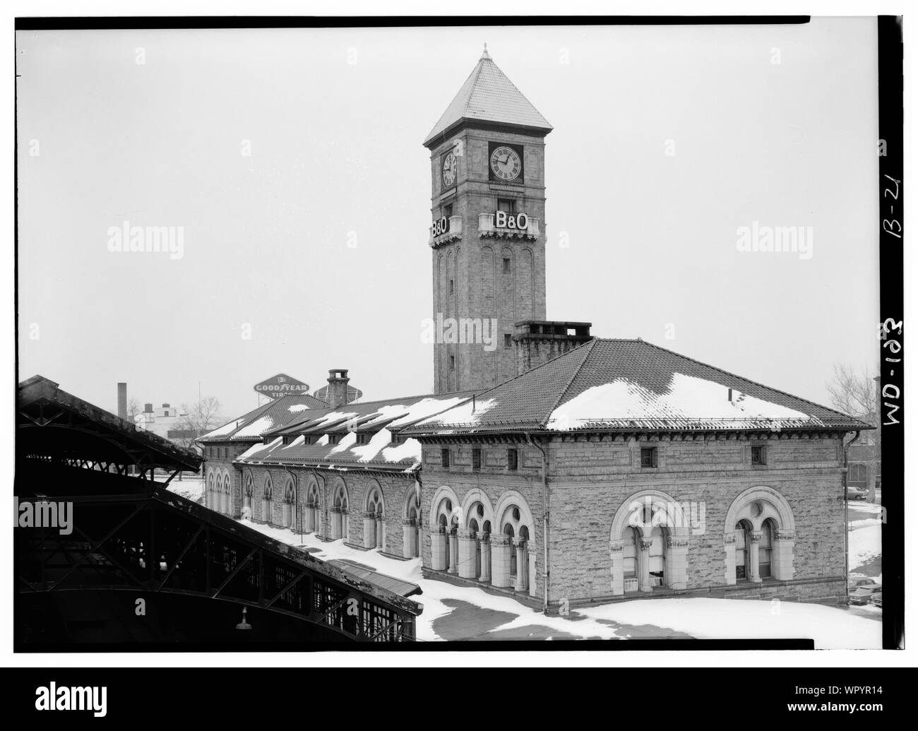 Marzo 1960 West Side, che mostra la parte superiore del tetto del treno via Passo - B e o ferrovia, Mount Royal Station, Cattedrale Street presso il Mount Royal Avenue, Baltimore, Città indipendente, MD; Foto Stock