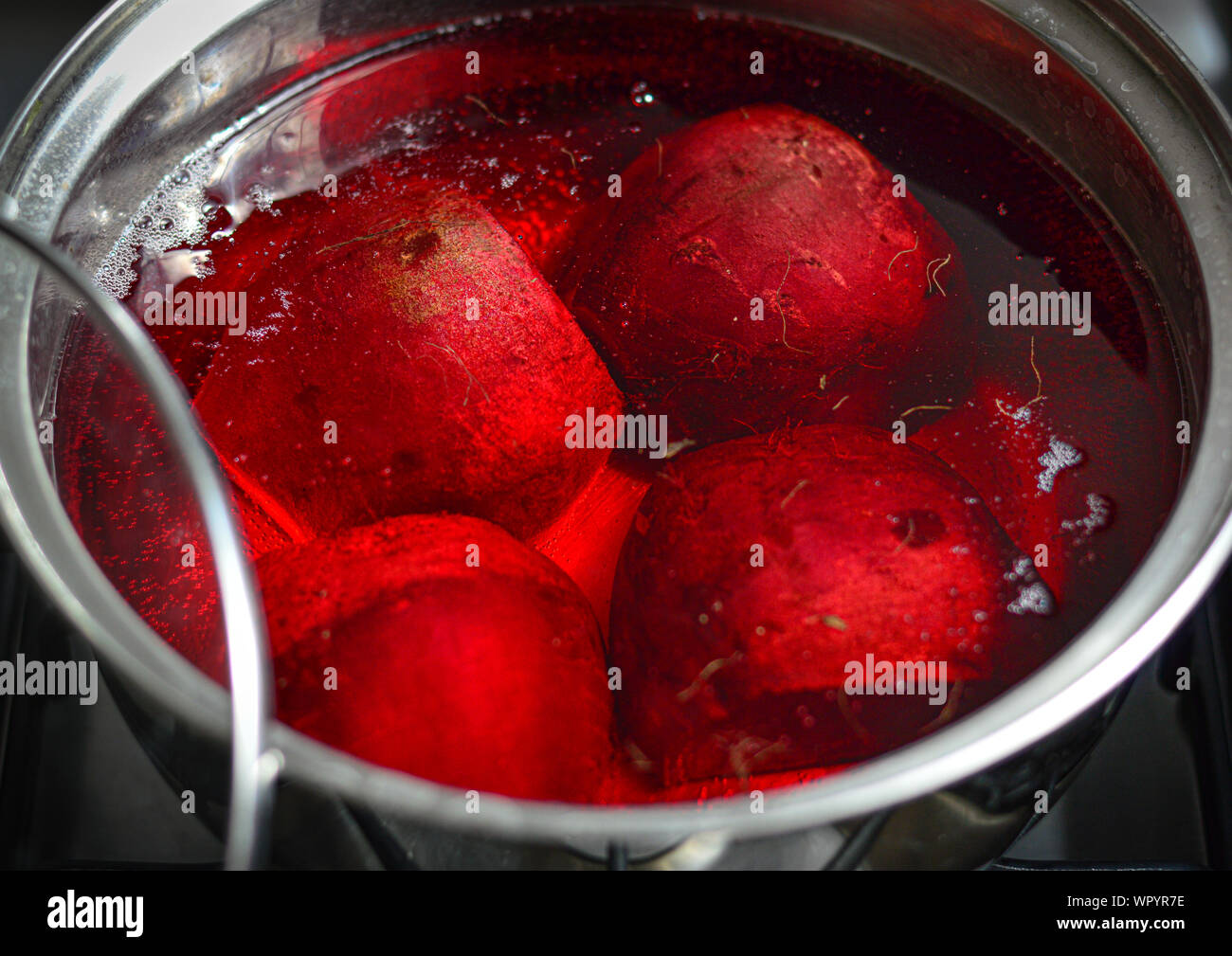 La barbabietola rossa essendo fatta bollire in una pentola. Foto Stock