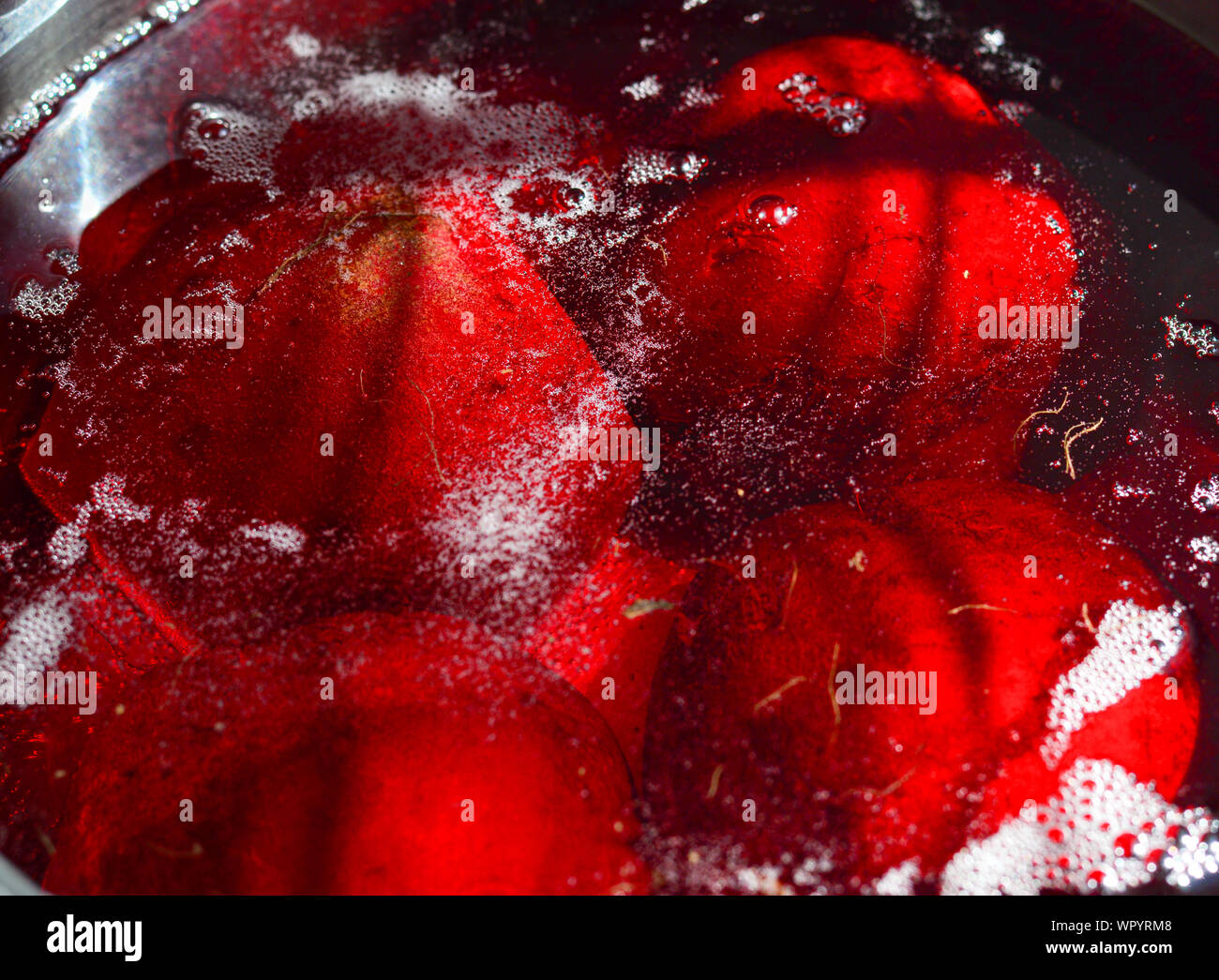 La barbabietola rossa essendo fatta bollire in una pentola. Foto Stock