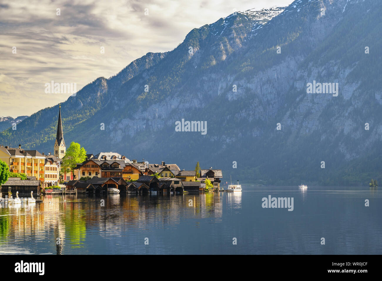 Hallstatt Austria, natura paesaggio di Hallstatt village con il lago e montagna Foto Stock