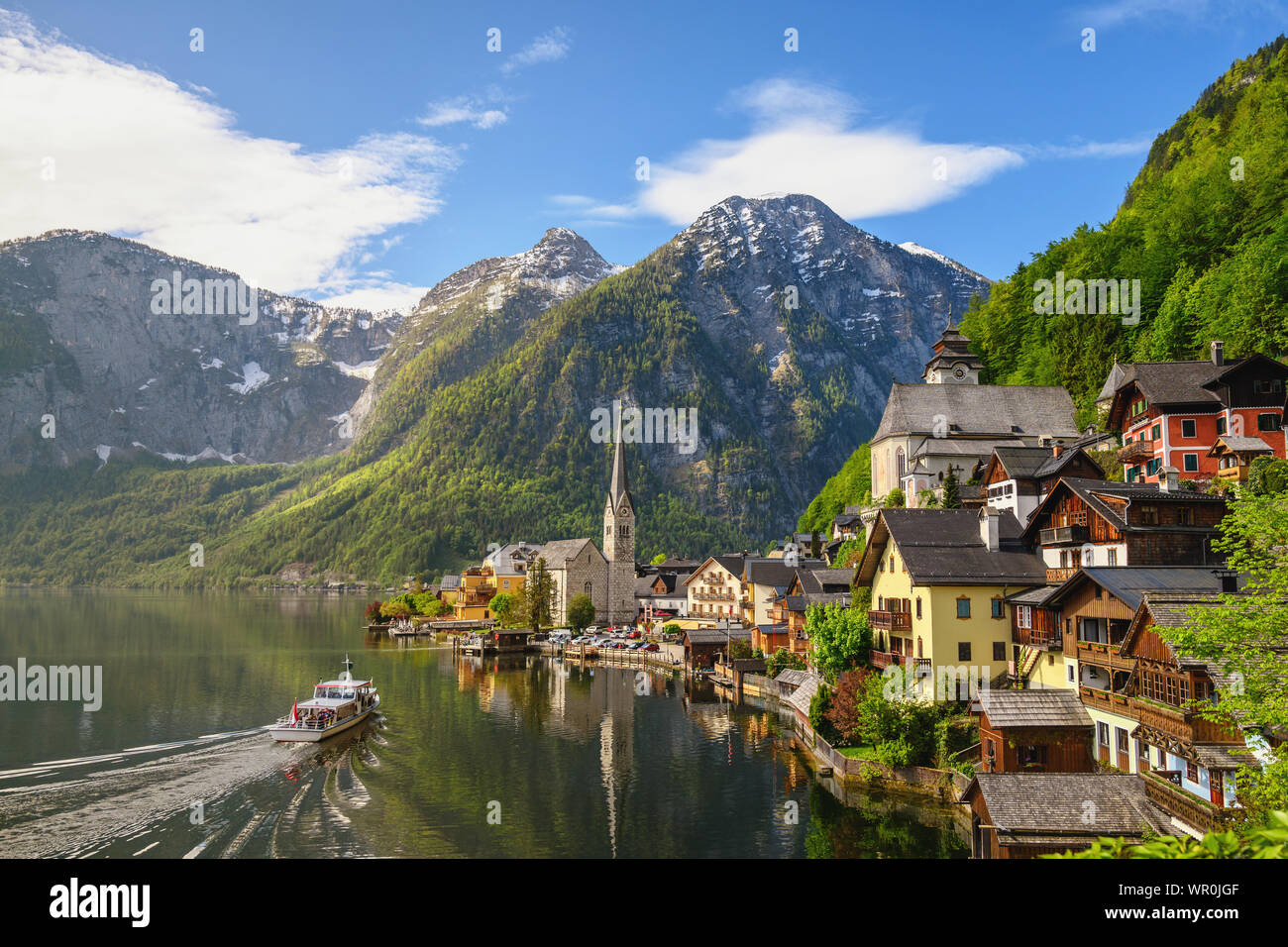 Hallstatt Austria, natura paesaggio di Hallstatt village con il lago e montagna Foto Stock