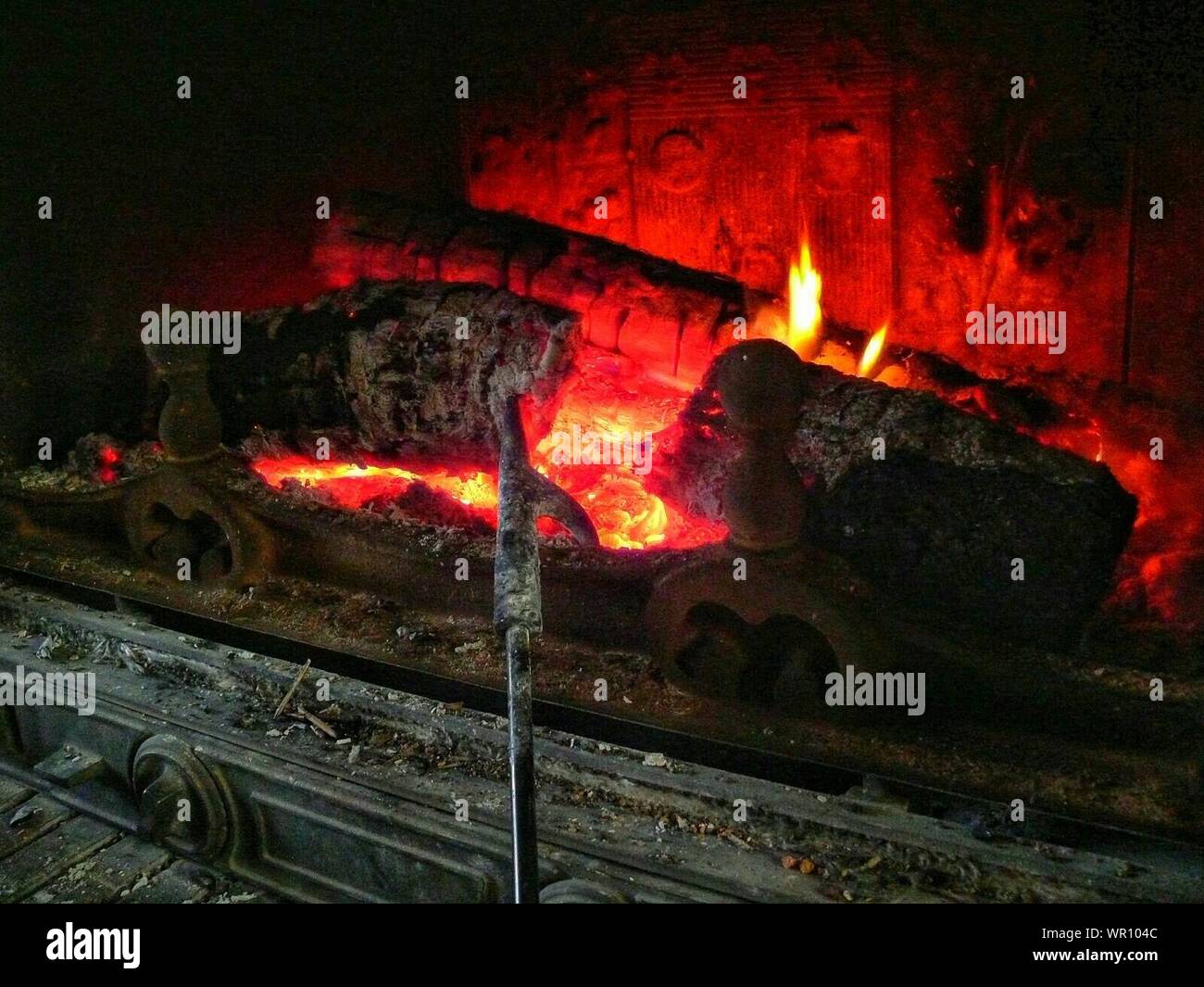 La combustione di legna al posto del fuoco Foto Stock