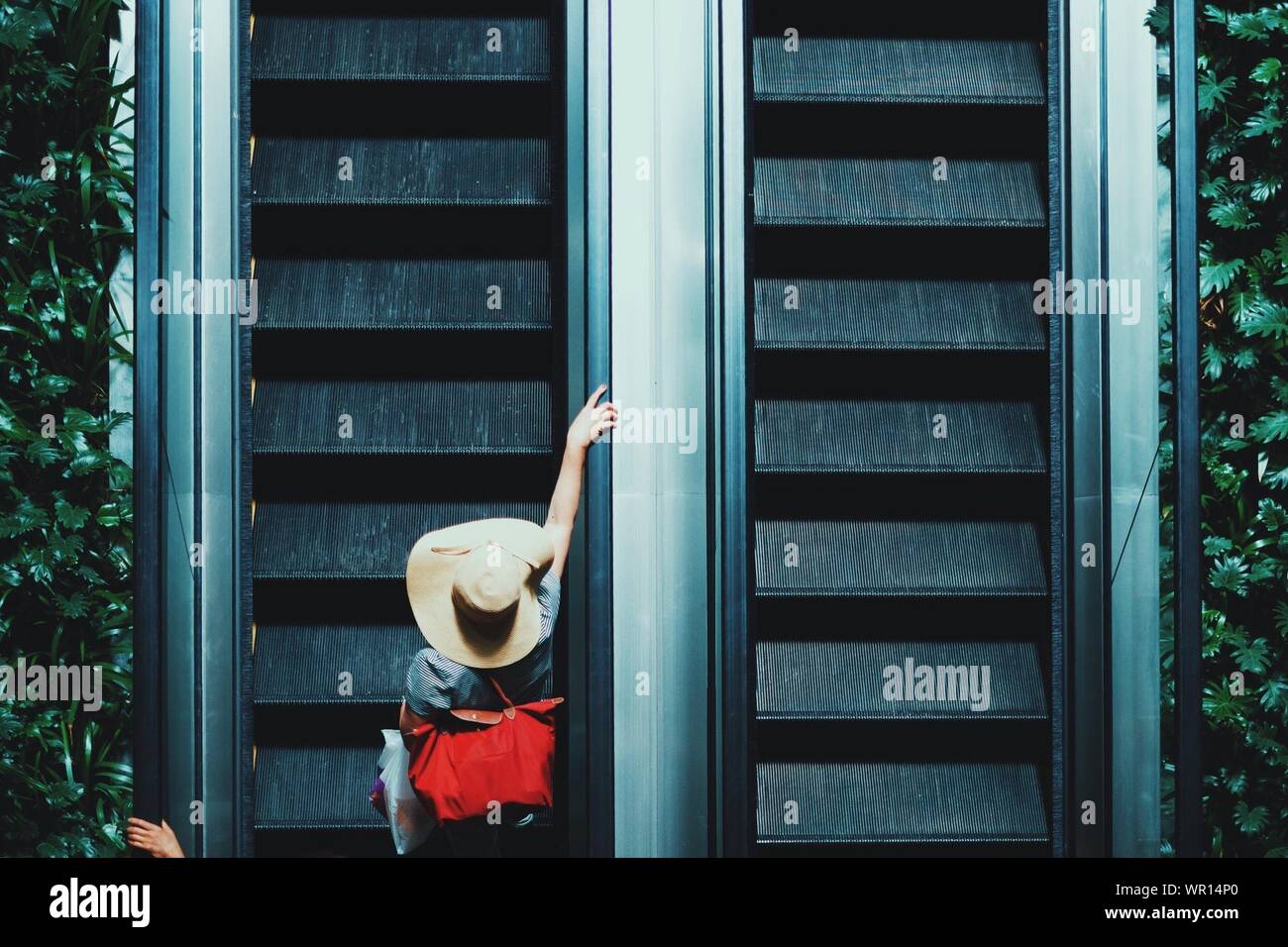 Persona in Escalator Foto Stock