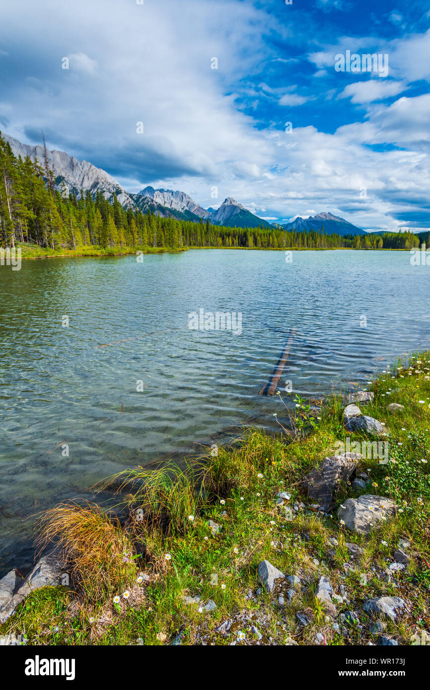 Bellissime escursioni in paesaggi di backcounty laghi di montagna nella Kananskis regione dei laghi di Peter Lougheed Provincial Park, vicino al Parco Nazionale di Banff Foto Stock