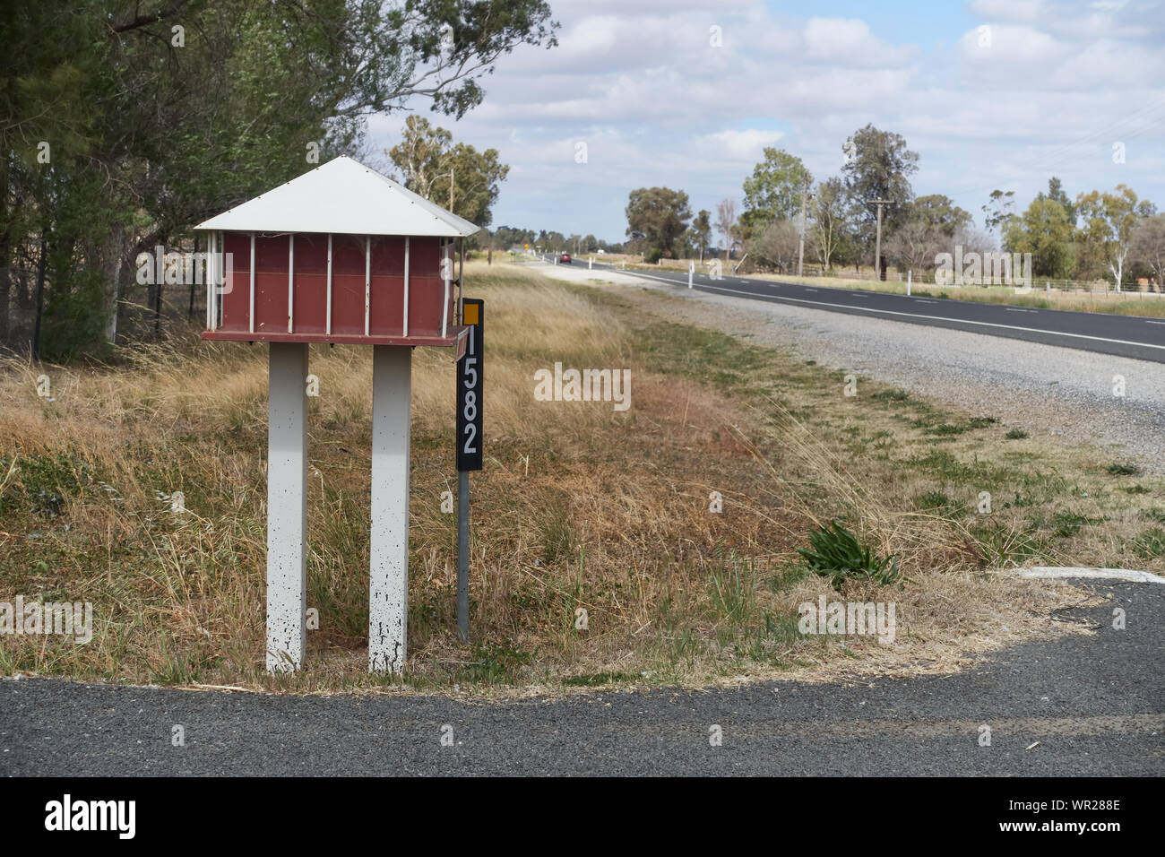 Una cassetta postale su strada con stile dopo un australiano agriturismo. Attunga NSW Australia. Foto Stock