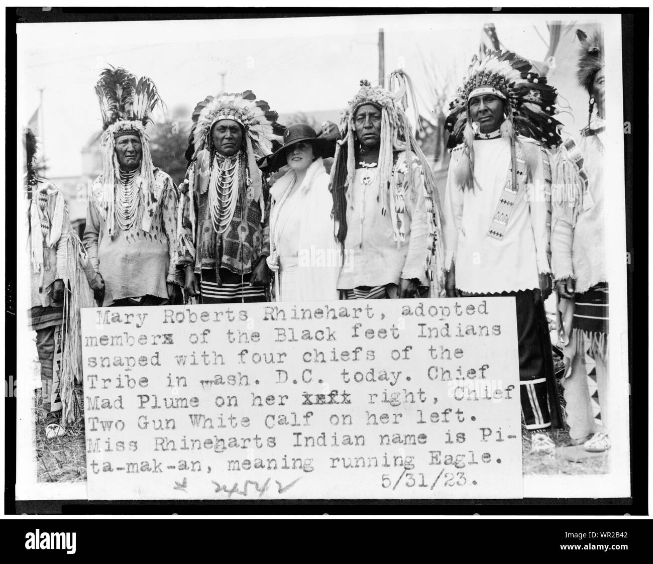 Mary Roberts Rhinehart [sic], adottato il membro della Blackfeet indiani snaped [sic] con quattro capi delle tribù in Washington. D.C. oggi. Chief Mad pennacchio sulla sua destra, Chief due pistola vitello bianca sulla sua sinistra ... Foto Stock