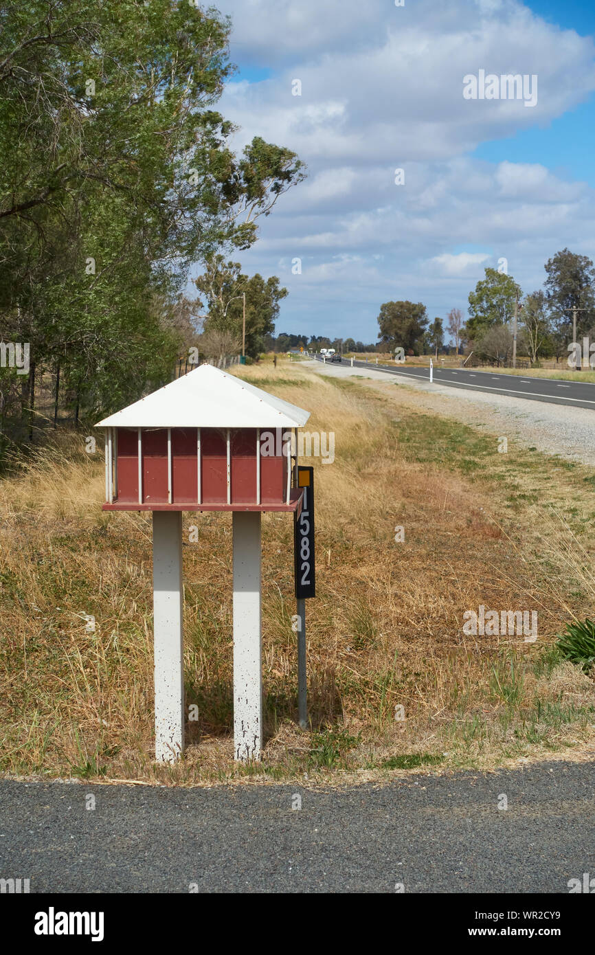 Una cassetta postale su strada con stile dopo un australiano agriturismo. Attunga NSW Australia. Foto Stock