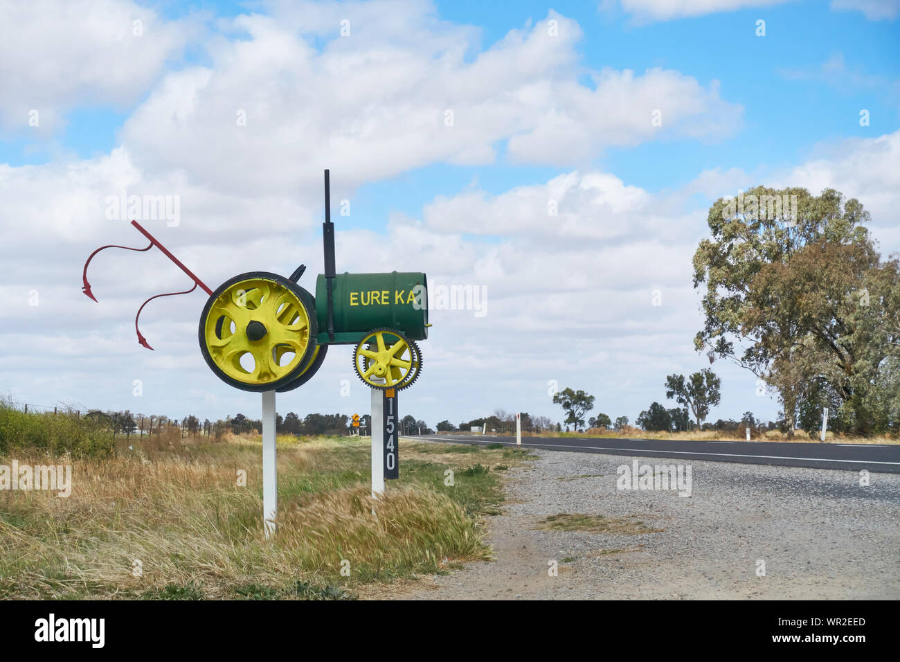 Strada casella posta fabbricate dalla vecchia di parti di macchine per lo stile di un trattore agricolo, Hallsville NSW Australia. Foto Stock