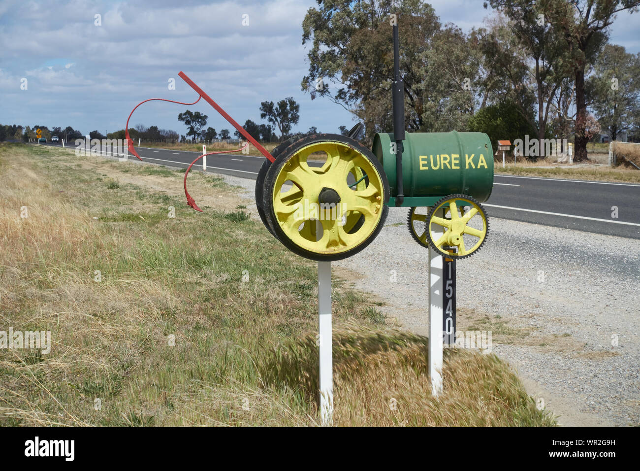 Strada casella posta fabbricate dalla vecchia macchina parti per assomigliare ad un trattore agricolo, Hallsville NSW Australia. Foto Stock