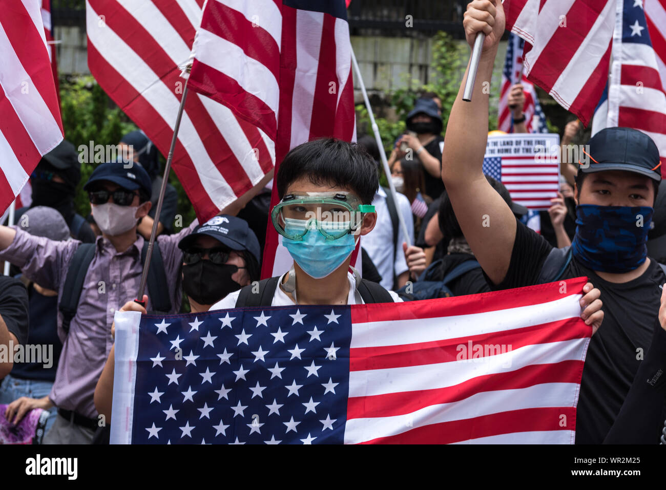 Hong Kong, Cina. 08 Sep, 2019. Manifestanti wave decine di bandierine americane mentre il canto dei vari slogan durante la dimostrazione.Migliaia di manifestanti hanno marciato per gli Stati Uniti Consolato Generale a sostegno della Hong Kong diritto umano agisce. Manifestanti hanno sventolato bandierine americane, esposti vari cartelli e gridato slogan per chiedere il coinvolgimento degli Stati Uniti. Alla fine la violenza scoppiata come manifestanti vandalizzato alcune stazione MTR di entrate, e la polizia ha in seguito effettuato una operazione di dispersione. Credito: SOPA Immagini limitata/Alamy Live News Foto Stock