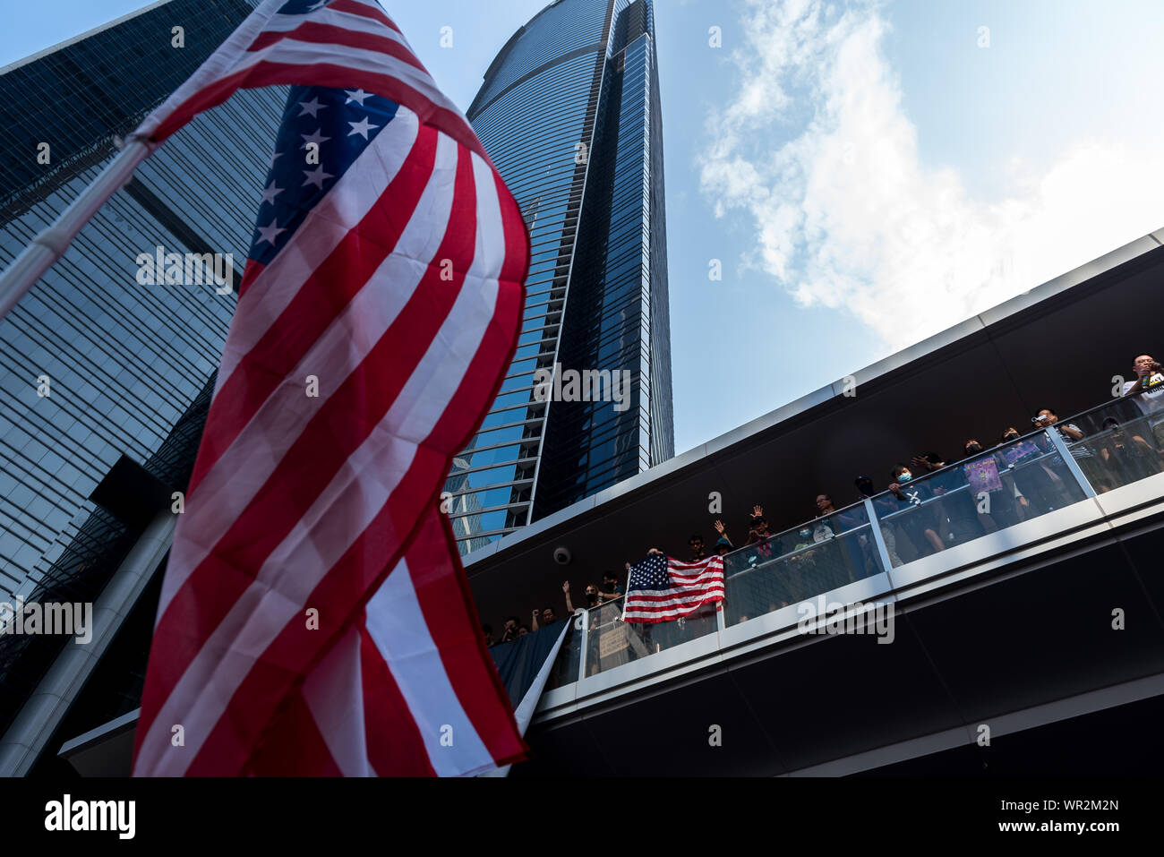 Hong Kong, Cina. 08 Sep, 2019. Manifestanti volare le bandierine americane mentre il canto dei vari slogan durante la dimostrazione.Migliaia di manifestanti hanno marciato per gli Stati Uniti Consolato Generale a sostegno della Hong Kong diritto umano agisce. Manifestanti hanno sventolato bandierine americane, esposti vari cartelli e gridato slogan per chiedere il coinvolgimento degli Stati Uniti. Alla fine la violenza scoppiata come manifestanti vandalizzato alcune stazione MTR di entrate, e la polizia ha in seguito effettuato una operazione di dispersione. Credito: SOPA Immagini limitata/Alamy Live News Foto Stock