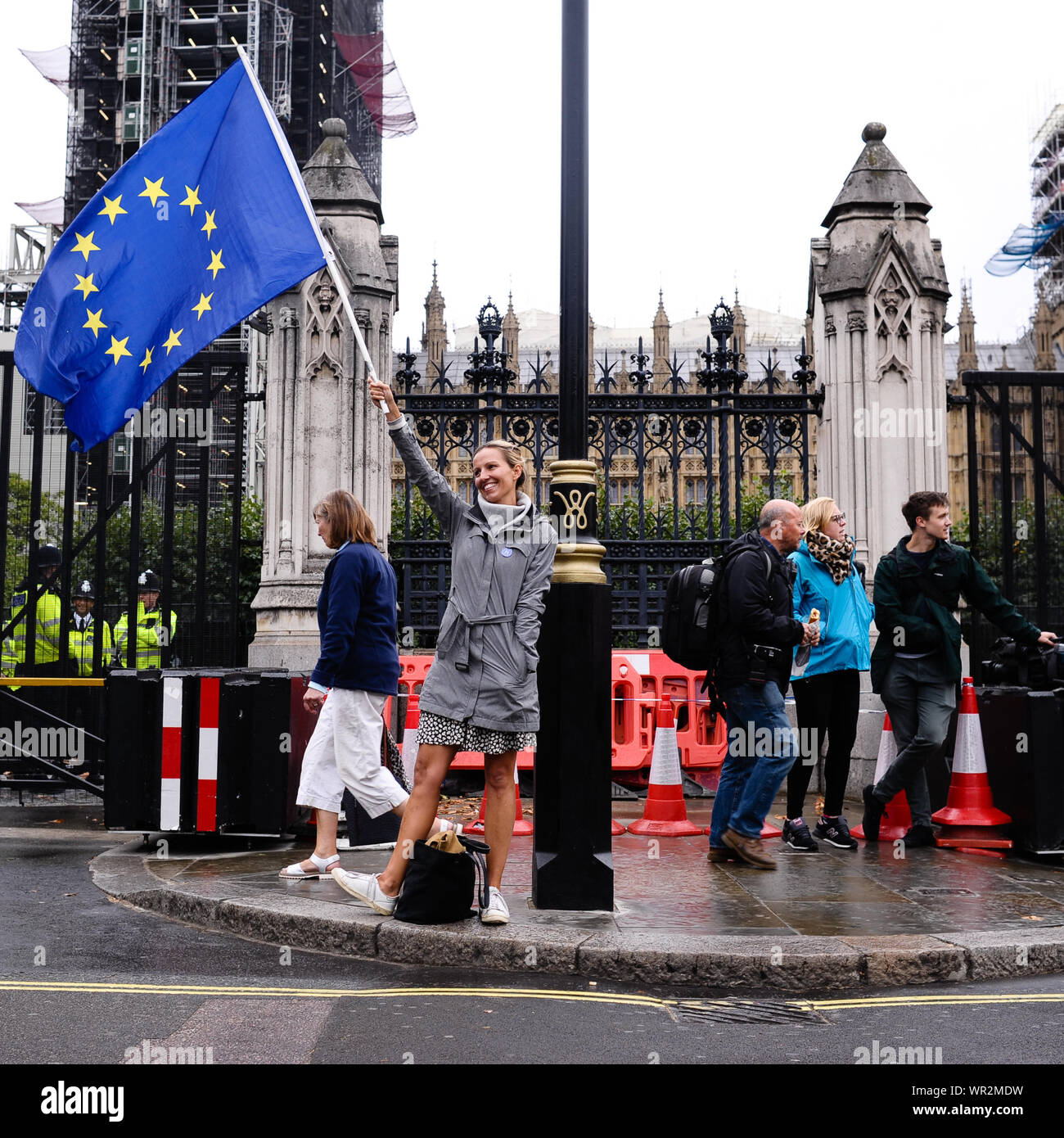 Londra, Regno Unito. 09Sep, 2019. Un sostenitore dell'UE onde bandiera UE al di fuori della sede del parlamento di Londra il giorno della proroga della sessione parlamentare, che vedrà le attività parlamentare sospeso fino alla metà di ottobre. Credito: SOPA Immagini limitata/Alamy Live News Foto Stock