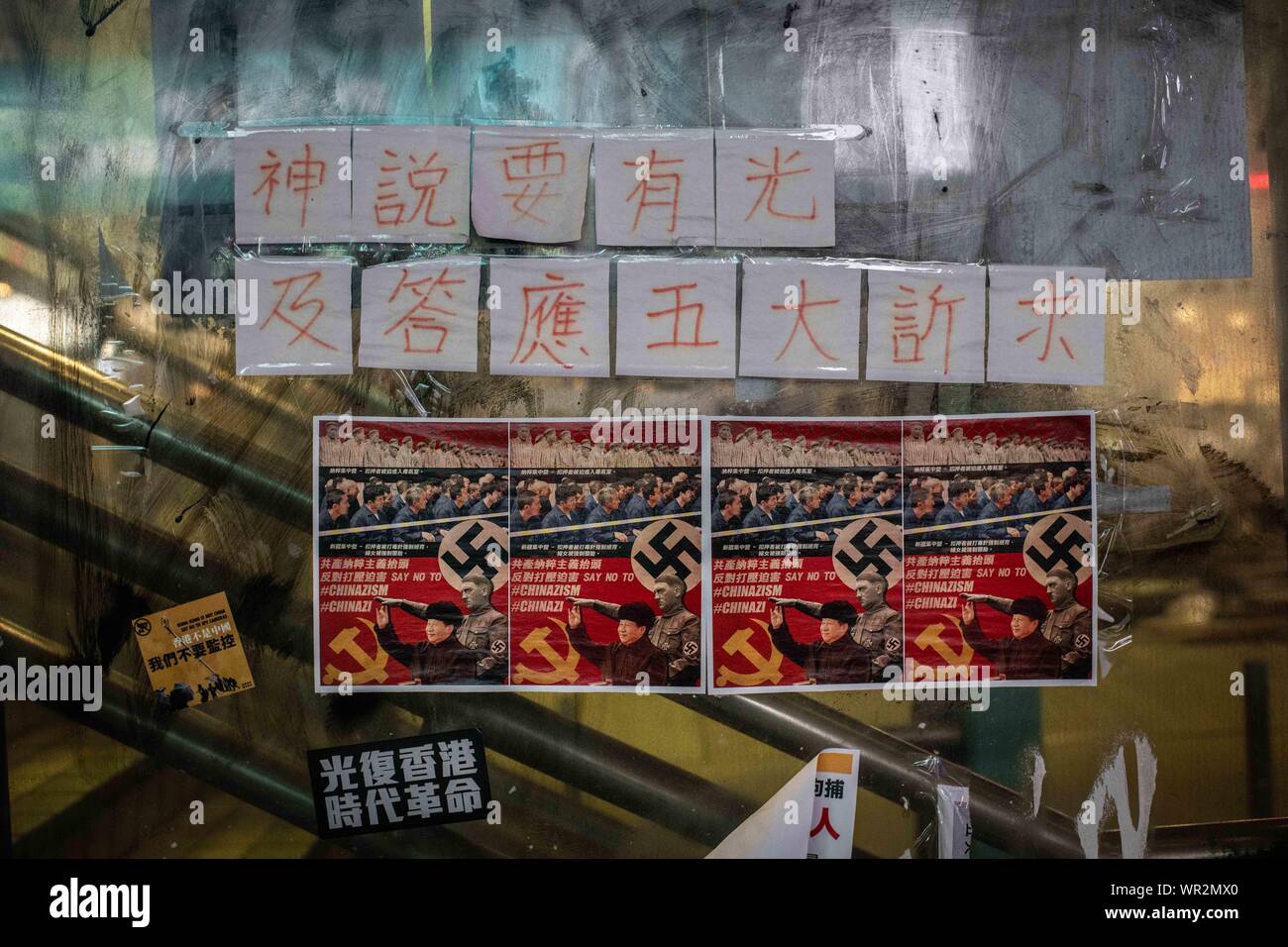 Hong Kong, Cina. 08 Sep, 2019. Cartelli contro la Cina a Hennessy Road durante le dimostrazioni.Dopo 14 settimane di proteste, manifestazioni hanno continuato attraverso Hong Kong nonostante il ritiro dal Chief Executive, Carrie Lam di una controversa legge in materia di estradizione. La protesta continua a prendere le strade come manifestanti esige il governo della città a partecipare alle loro richieste, compreso un inchiesta indipendente sulla polizia brutalità, la ritrazione della parola "riot' per descrivere le manifestazioni, e il diritto per la gente di Hong Kong a votare per i loro propri leader. Credito: SOPA Immagini limitata/Alamy Live News Foto Stock