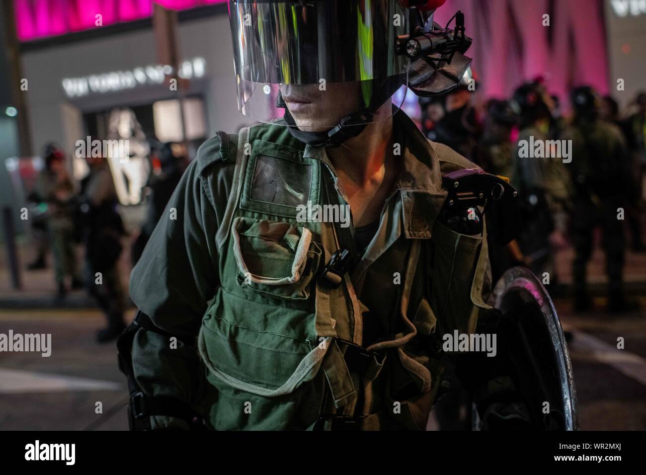 Hong Kong, Cina. 08 Sep, 2019. Sommossa agente di polizia durante le manifestazioni.Dopo 14 settimane di proteste, manifestazioni hanno continuato attraverso Hong Kong nonostante il ritiro dal Chief Executive, Carrie Lam di una controversa legge in materia di estradizione. La protesta continua a prendere le strade come manifestanti esige il governo della città a partecipare alle loro richieste, compreso un inchiesta indipendente sulla polizia brutalità, la ritrazione della parola "riot' per descrivere le manifestazioni, e il diritto per la gente di Hong Kong a votare per i loro propri leader. Credito: SOPA Immagini limitata/Alamy Live News Foto Stock