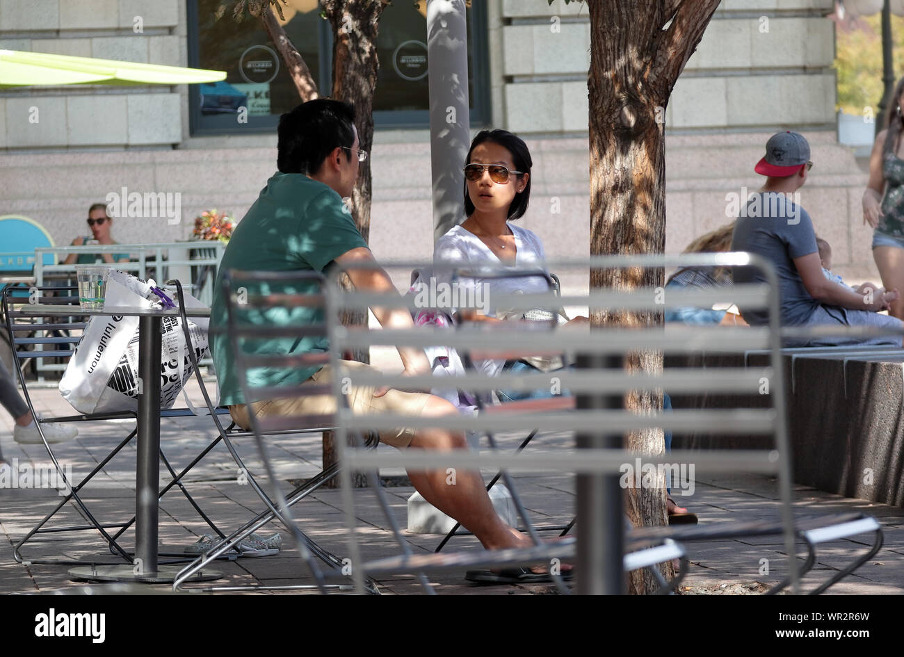 Denver, Colorado - 7 Settembre 2019: un paio di parlare in un piccolo cafe vicino Union Station nel centro di Denver, Colorado Foto Stock