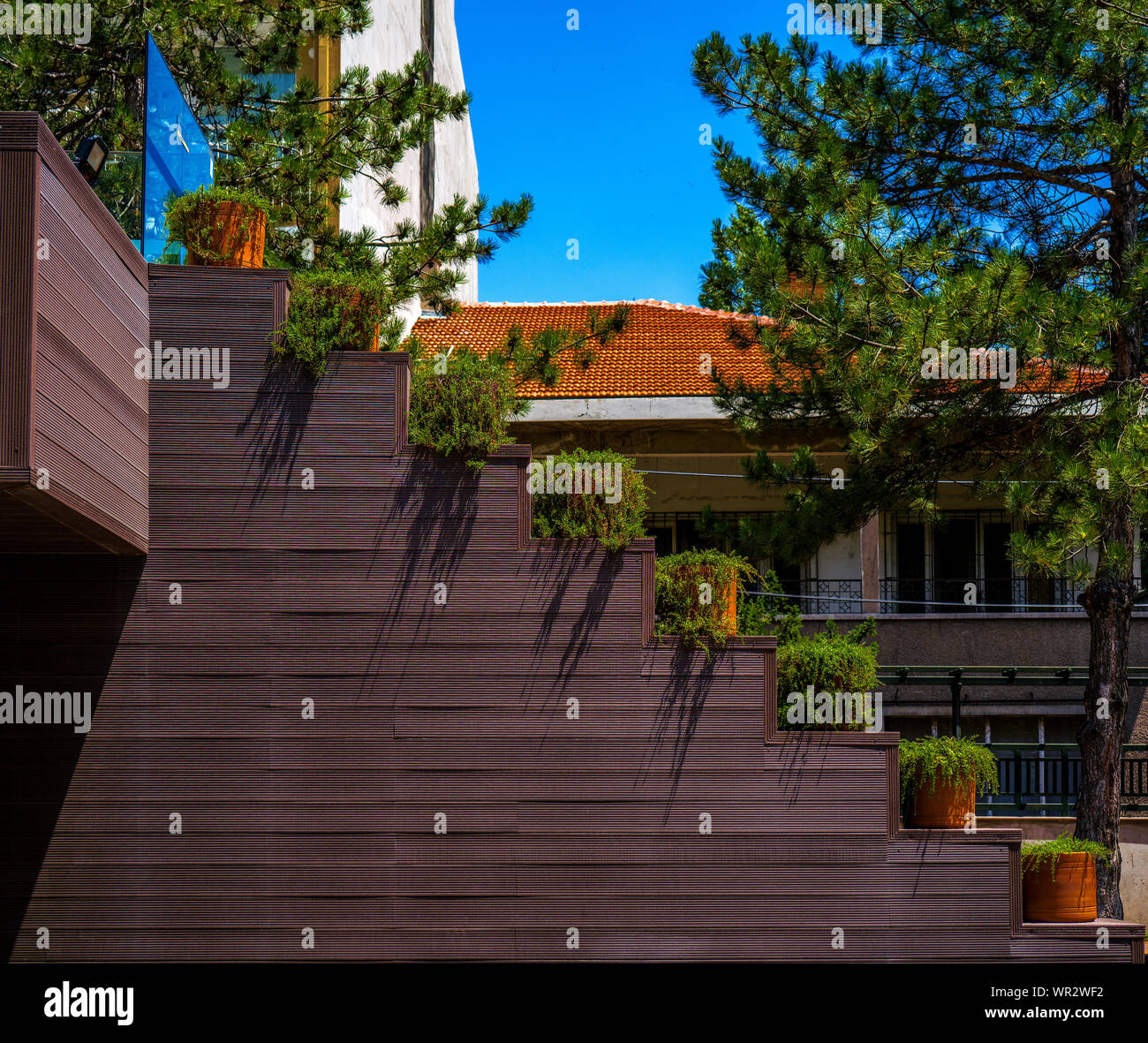 Piante sul ponte in centro città Foto Stock