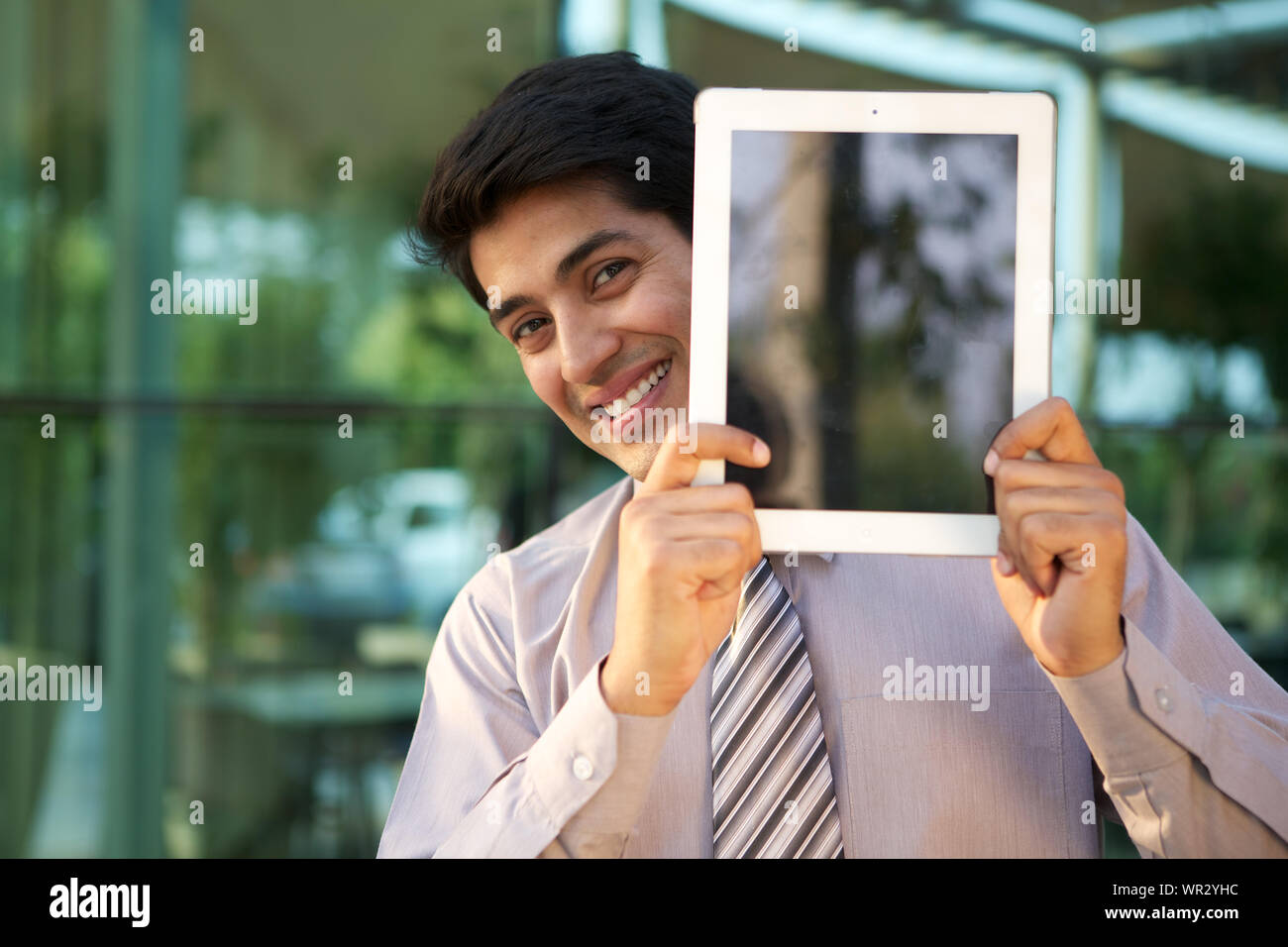 Venditore che mostra un tablet digitale Foto Stock