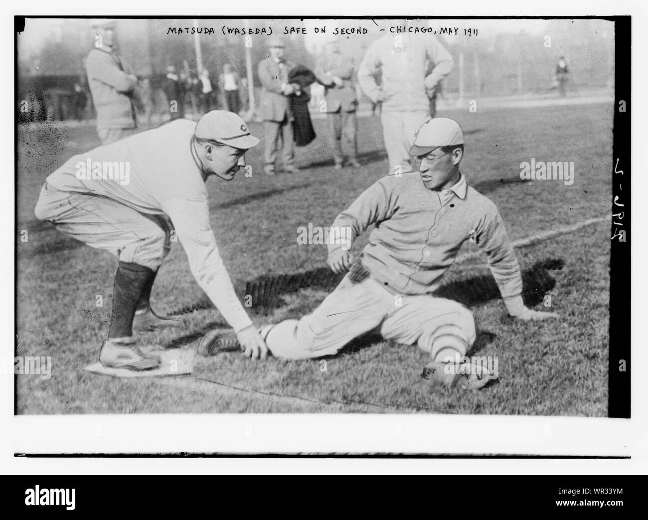 Matsuda (Waseda University, Giappone) è sicuro; una rievocazione di un gioco da un gioco di baseball con l'Università di Chicago, Marshall Field, Maggio 1911 Foto Stock