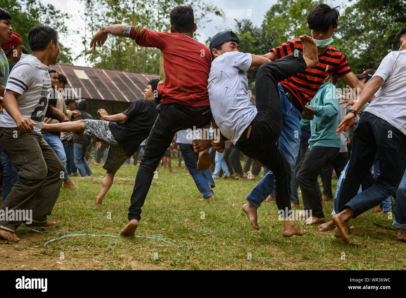 Gli uomini in azione durante la tradizione di Toraja Utara.Sisemba in mezzi di Toraja ogni kick. Sisemba è una tradizione di calciare fatto da centinaia in un campo aperto e ogni affondo impressionato senza regole esprimere gratitudine per le colture sulla base della fede che la manifestazione sarà mantenere il loro entusiasmo per il lavoro in anticipo per ottenere il prossimo abbondanti raccolti. Credito: SOPA Immagini limitata/Alamy Live News Foto Stock