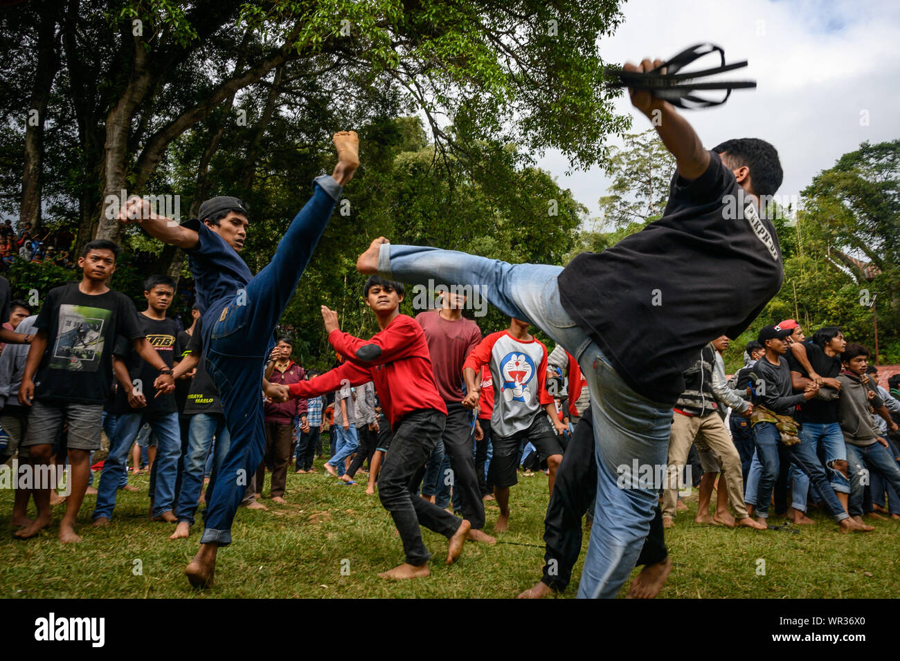 Gli uomini in azione durante la tradizione di Toraja Utara.Sisemba in mezzi di Toraja ogni kick. Sisemba è una tradizione di calciare fatto da centinaia in un campo aperto e ogni affondo impressionato senza regole esprimere gratitudine per le colture sulla base della fede che la manifestazione sarà mantenere il loro entusiasmo per il lavoro in anticipo per ottenere il prossimo abbondanti raccolti. Credito: SOPA Immagini limitata/Alamy Live News Foto Stock