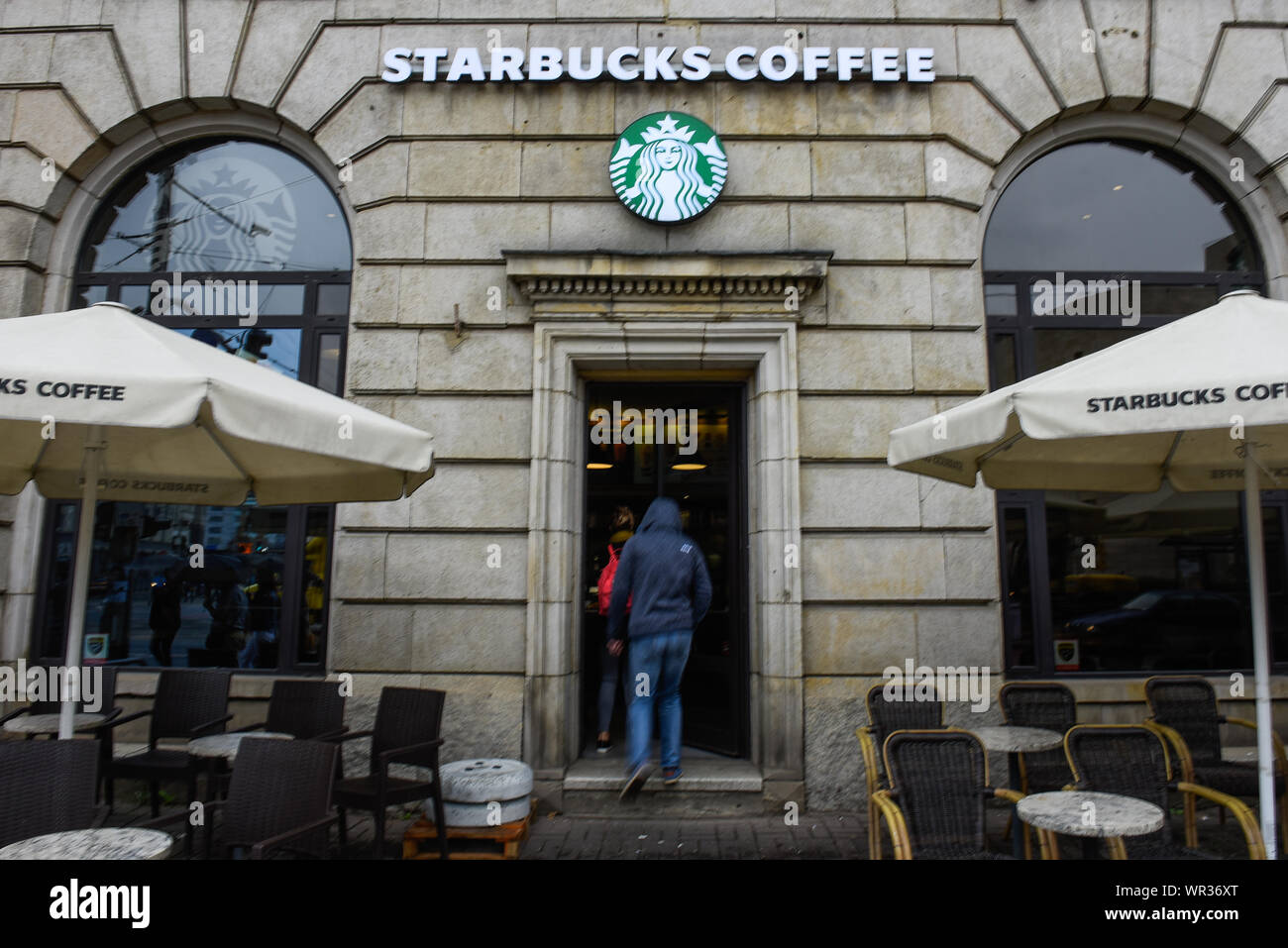 Wroclaw, Polonia. 07Th Sep, 2019. Un uomo visto entrare dentro la caffetteria Starbucks presso la old town.Wroclaw è la quarta città più grande della Polonia e la città più grande della regione della Slesia. Wroclaw o Breslavia in tedesco ha speso più di duecento anni sotto il tedesco regola ma dopo la II Guerra Mondiale, la regione è stata posta sotto polacca competente mediante l'accordo di Potsdam sotto i cambiamenti territoriali richiesto dall'Unione Sovietica. Credito: SOPA Immagini limitata/Alamy Live News Foto Stock