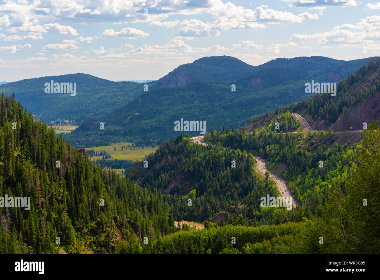 Wolf Creek Pass Highway 160 Switchback in Colorado in un giorno soleggiato Foto Stock