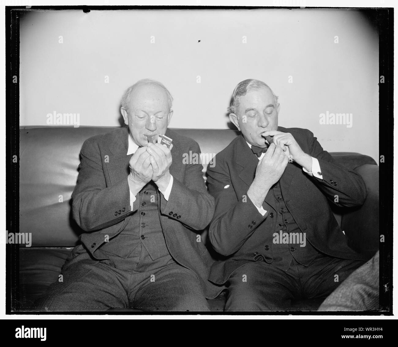 Forse il motivo per il breve Senato Caucus democratico. Washington, 31 dicembre. Probabilmente il Xmas sigari senatori Pat Harrison, Mississippi, e Tom O'Connally illuminata è stata la ragione per il breve Senato Caucus democratico, che all'unanimità ri-eletto Senatore Alben W. Barkley del Kentucky come leader della maggioranza. L'armonioso incontro durò solo [...] minuti, 12/31/38 Foto Stock