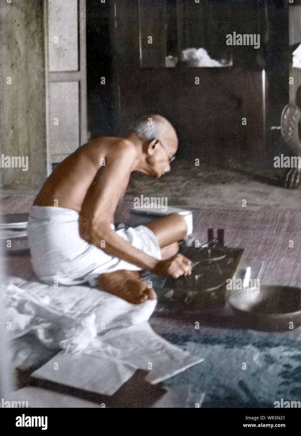 Il Mahatma Gandhi sulla ruota di filatura a Chaumuhani, Bangladesh, Asia, Novembre 20, 1946 Foto Stock