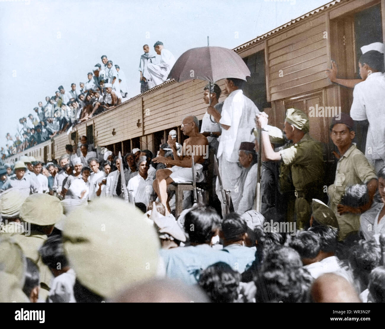 Mahatma Gandhi si rivolge alle persone sulla piattaforma ferroviaria, Bangladesh, Asia, 6 novembre 1946, vecchia foto vintage anni '1900 Foto Stock