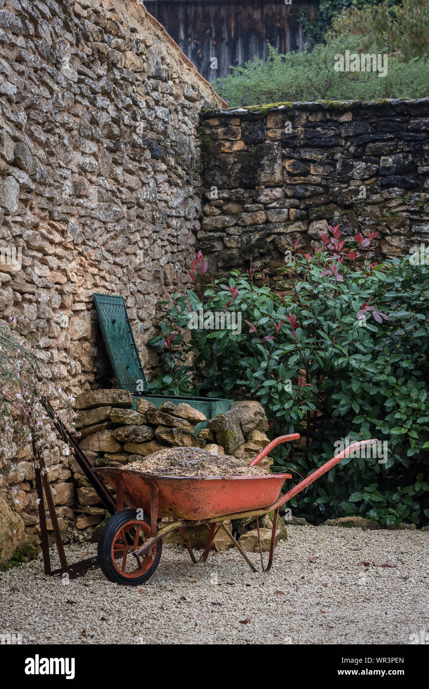 Carriola e muro di pietra, Baran, Francia Foto Stock