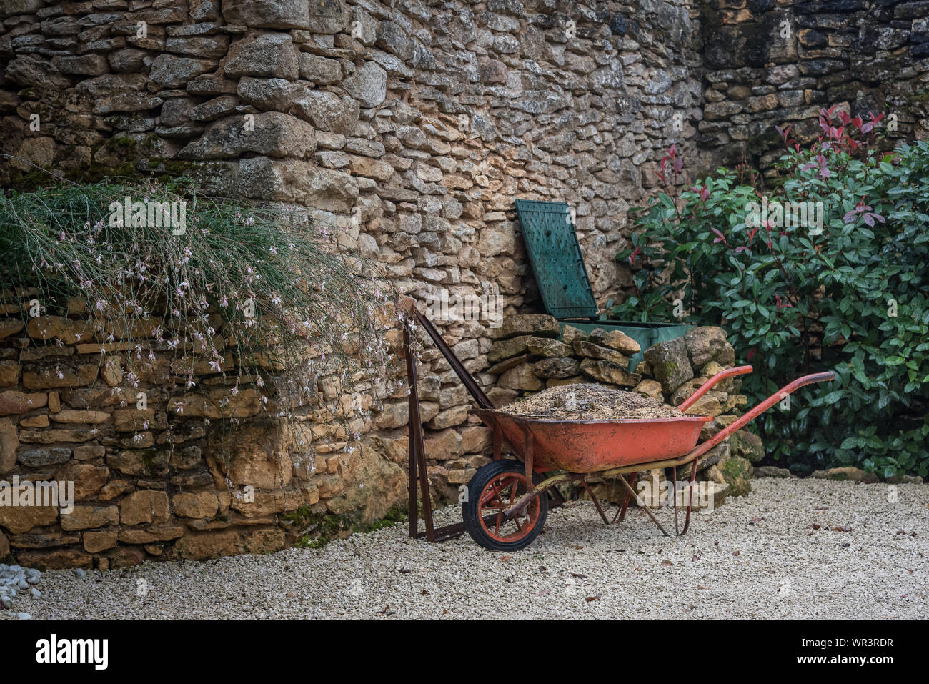 Carriola e muro di pietra, Baran, Francia Foto Stock