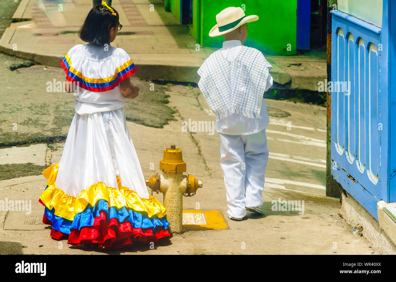 I bambini vestiti con il tradizionale costume colombiano nel Salento, Colombia Foto Stock