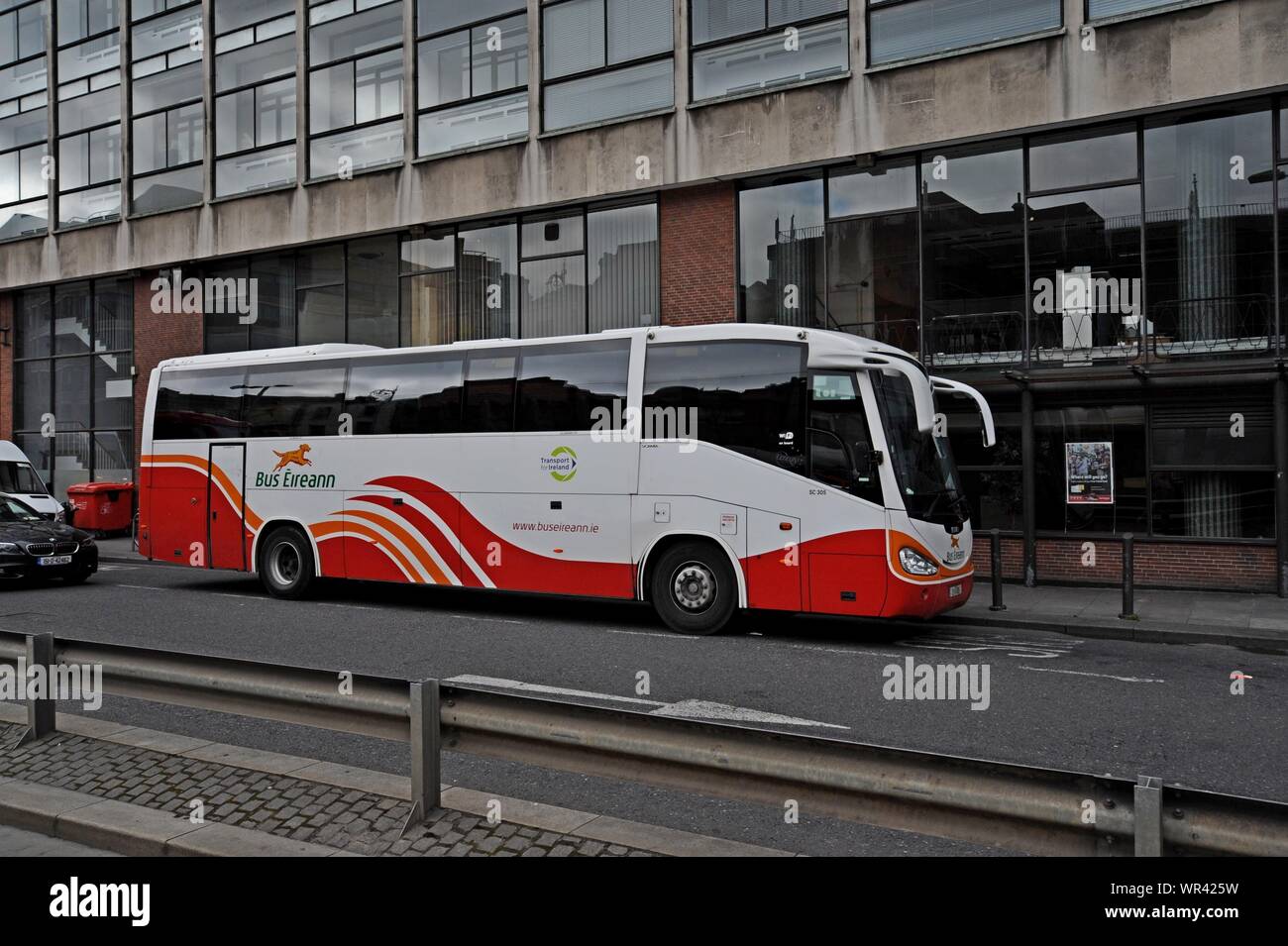 Un bus Eirann coach visto fuori Busaras alla stazione degli autobus di Dublino, Irlanda Foto Stock