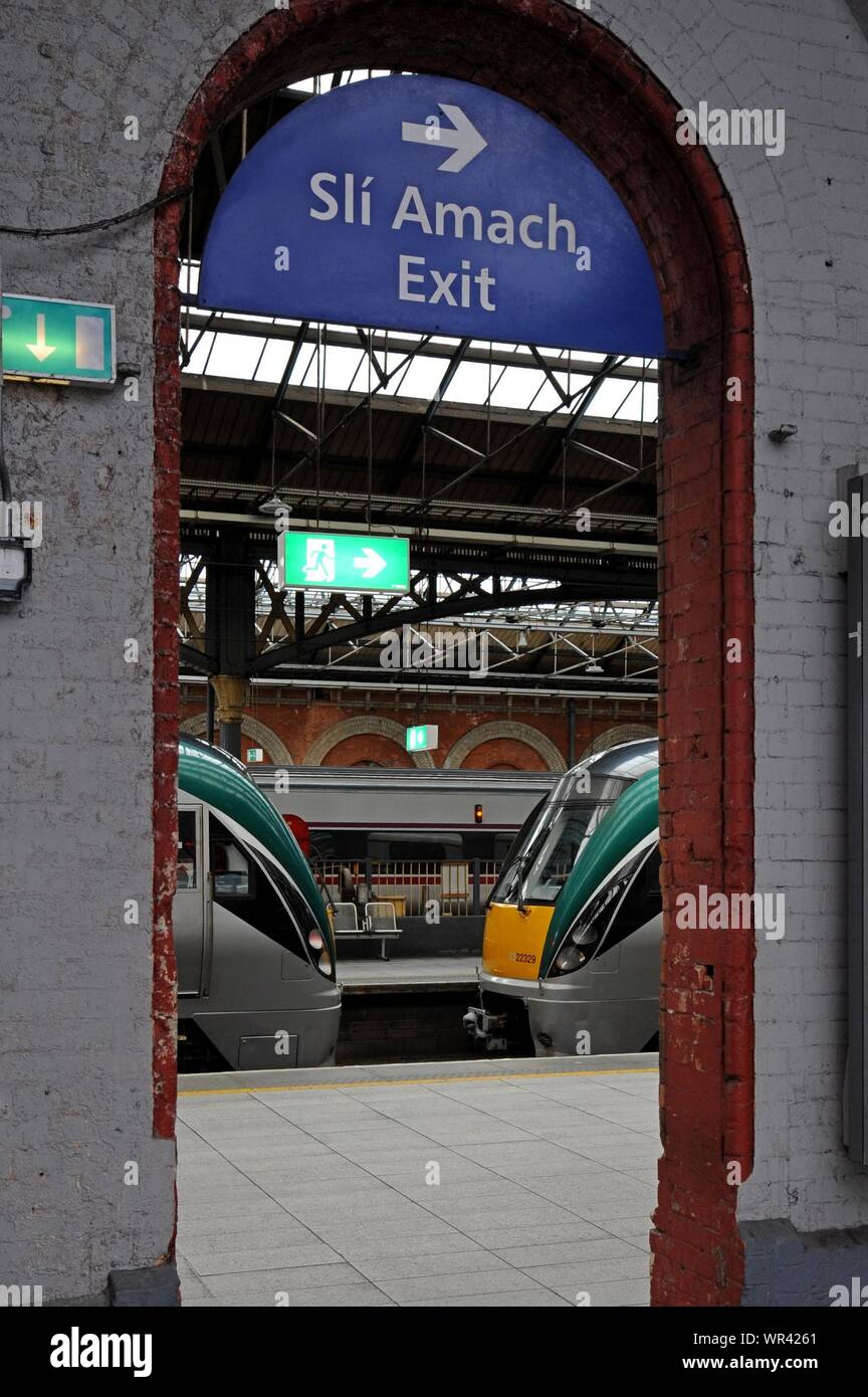 Due Irish Rail 22000 classe treni DMU vede attraverso una porta a Connolly Station Dublin, Irlanda Foto Stock