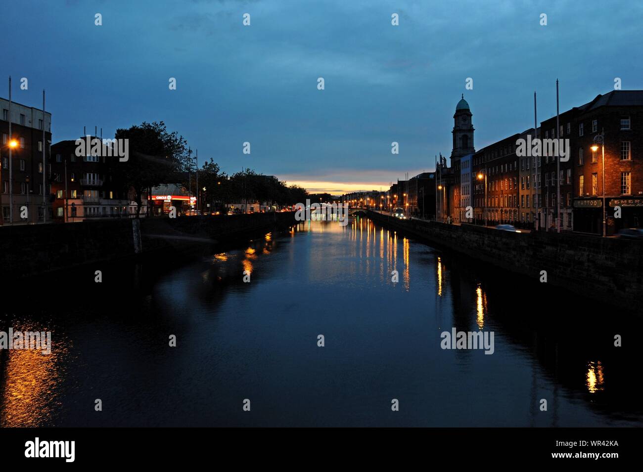 Scena notturna della città di Dublino e il fiume Liffey, Dublino, Irlanda Foto Stock