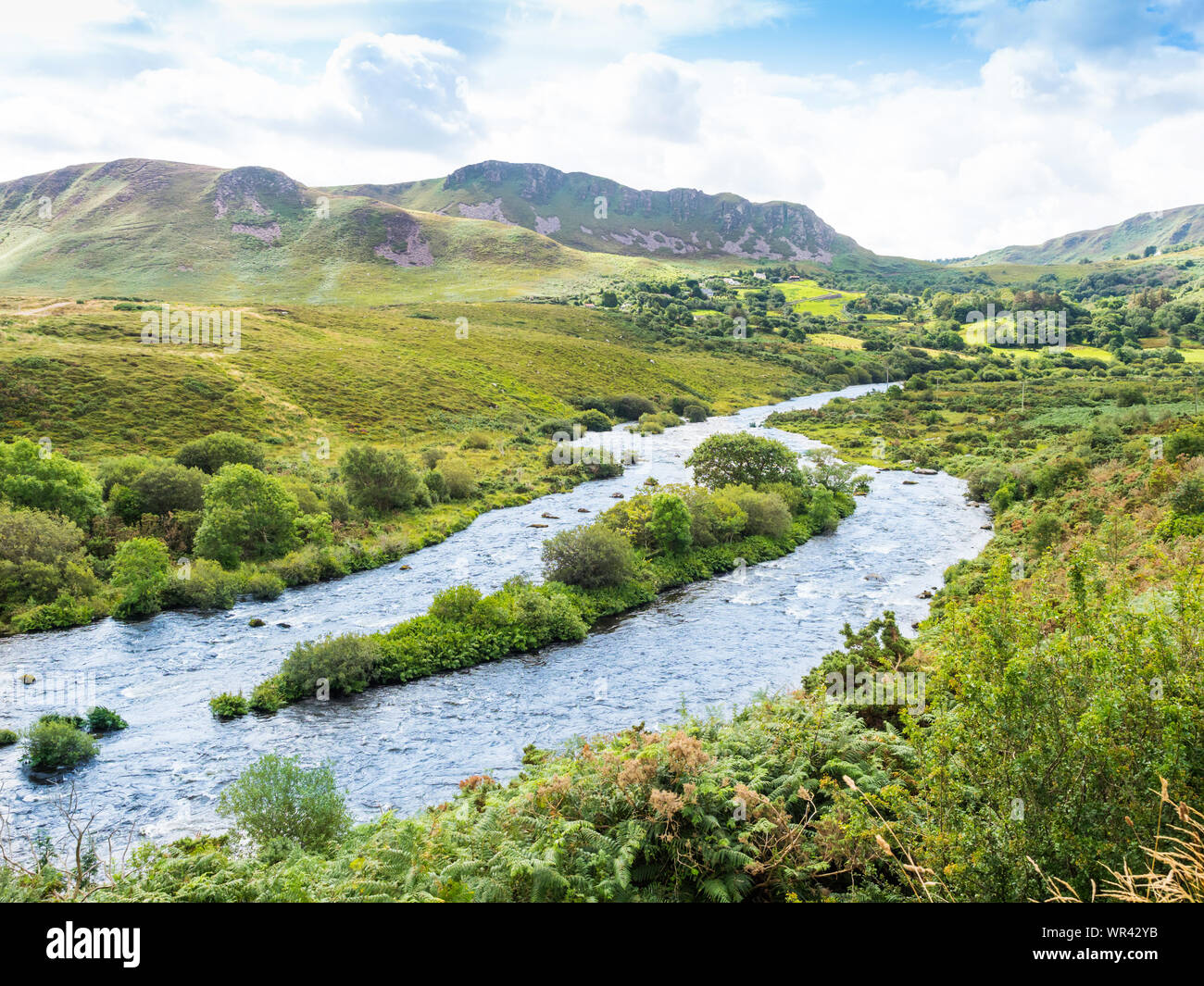 Una vista del fiume Caragh dall'anello di Kerry Drive nella Contea di Kerry, Irlanda. Foto Stock
