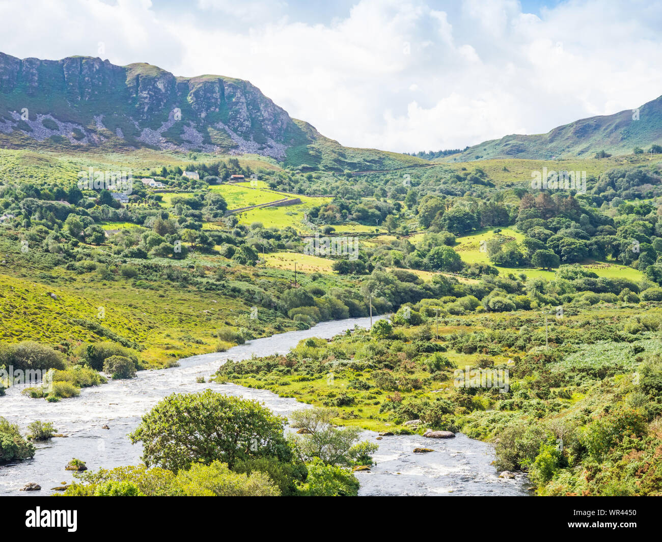 Una vista del fiume Caragh dall'anello di Kerry Drive nella Contea di Kerry, Irlanda. Foto Stock