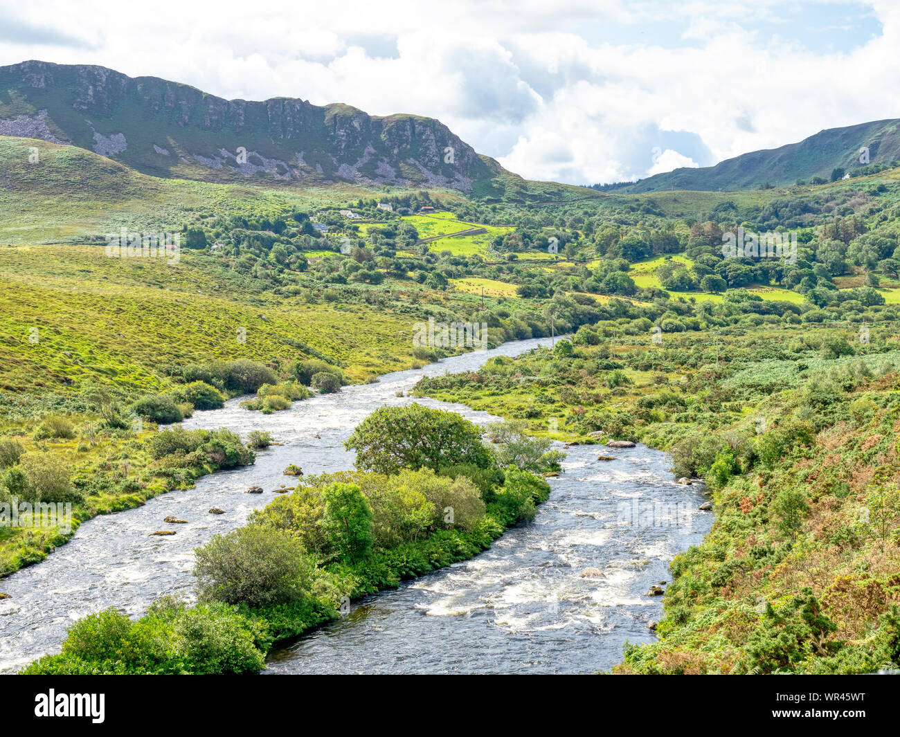 Una vista del fiume Caragh dall'anello di Kerry Drive nella Contea di Kerry, Irlanda. Foto Stock