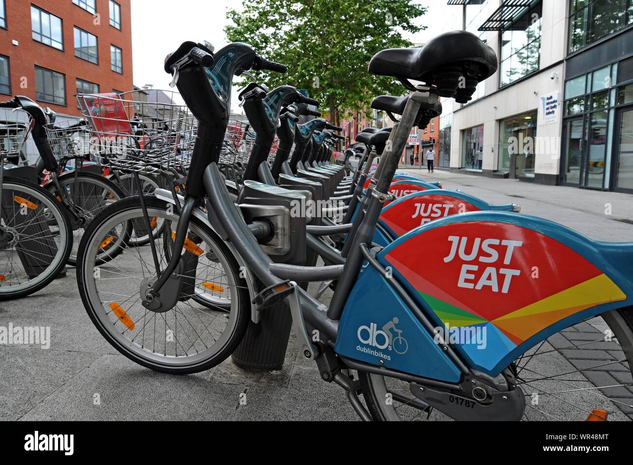 Una fila di solo mangiare sponsorizzato biciclette a Dublino in un dock di bici a Dublino, Irlanda Foto Stock