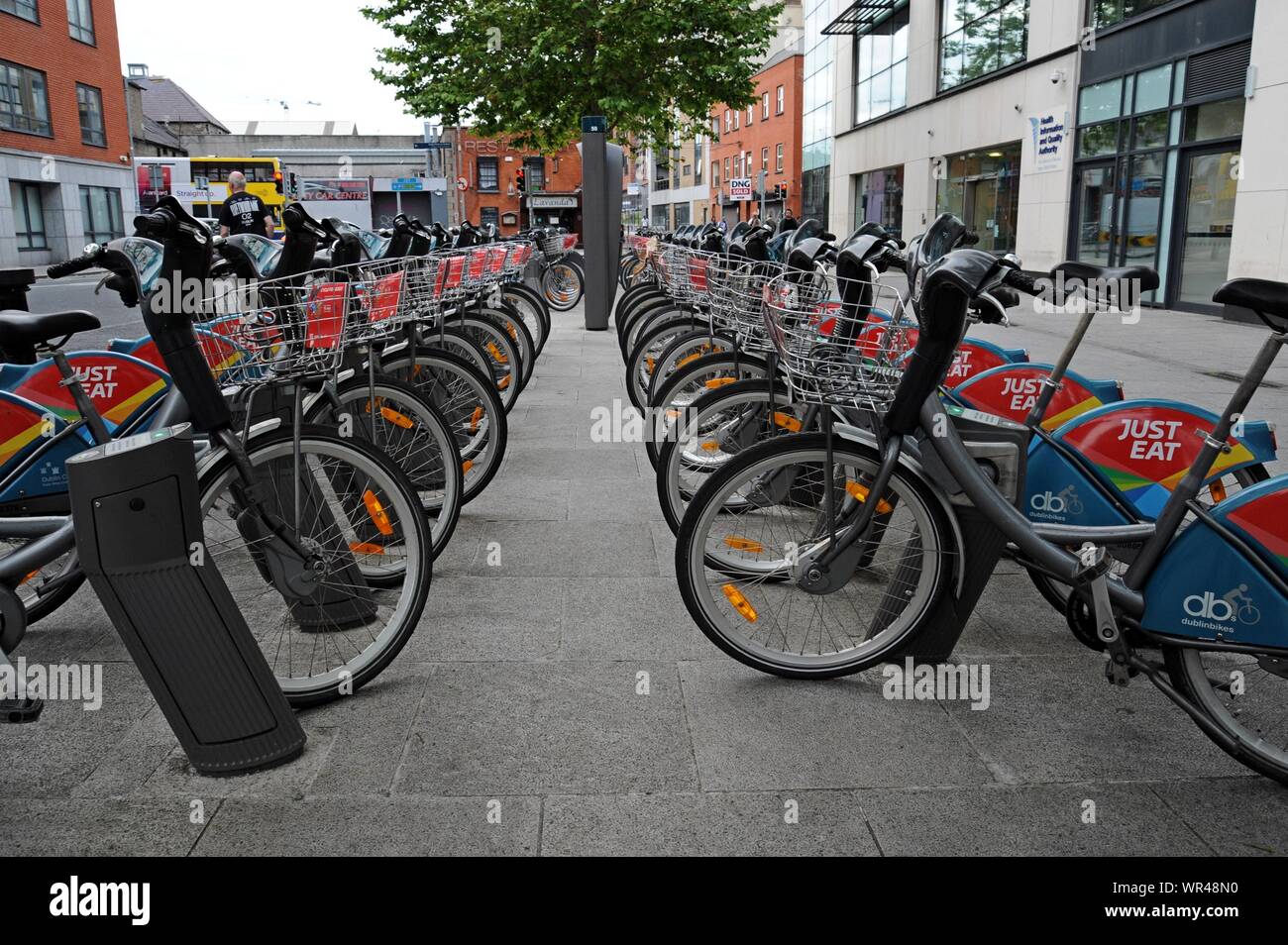 Una fila di solo mangiare sponsorizzato biciclette a Dublino in un dock di bici a Dublino, Irlanda Foto Stock