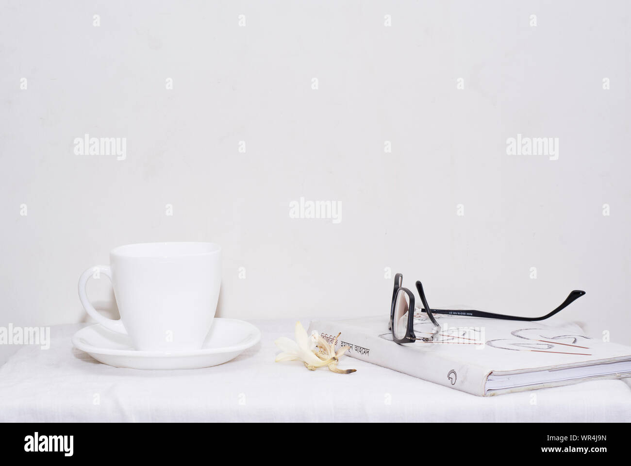 Mattina tazza di caffè con i libri su un comodo letto pigro giorno del fine settimana e la stagione di vacanze Foto Stock