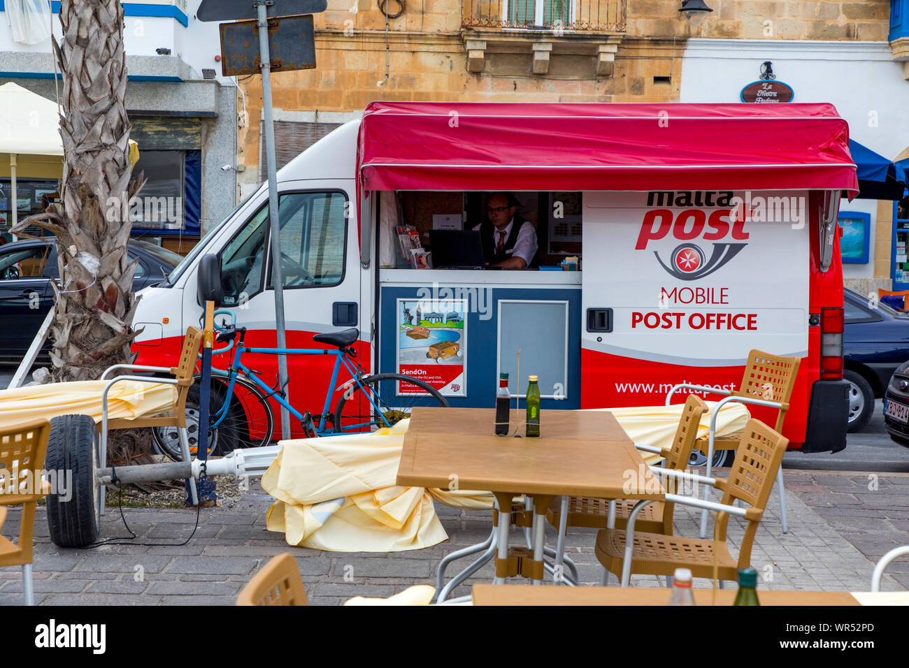 Il villaggio di pescatori di Marsaxlokk, nel sud-est di Malta, mobile stazione postale, Foto Stock
