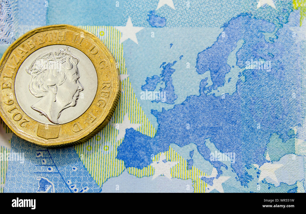 Una sterlina moneta sulla sommità di 20 Euro banconota accanto alla mappa dell'UE. Close up foto, appartamento vista laici.concetto per il cambio valuta, finanza e BREXIT Foto Stock