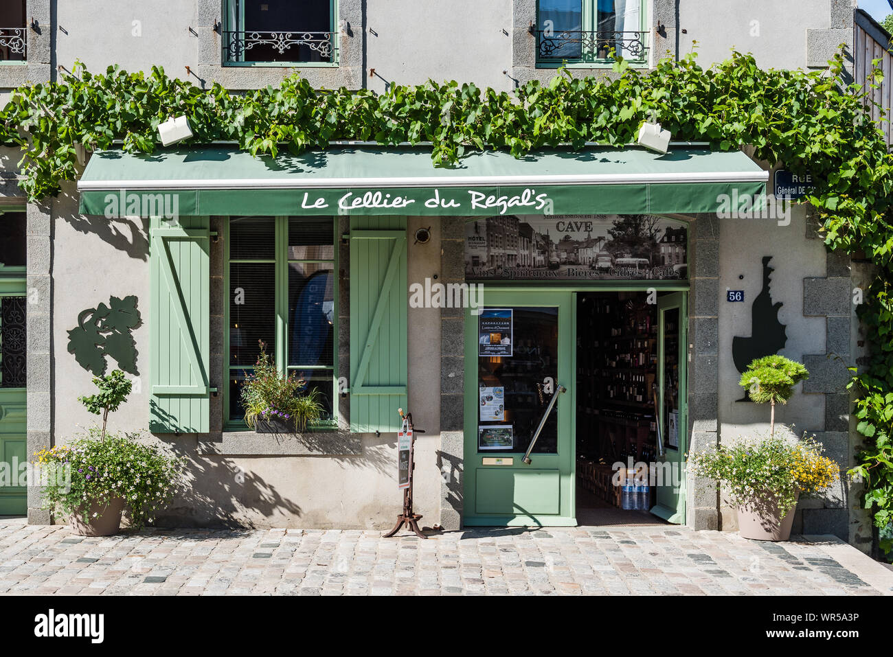 Le Faou, Francia - 1 Agosto 2018: Tradizionale fruttivendolo Store vista frontale Foto Stock
