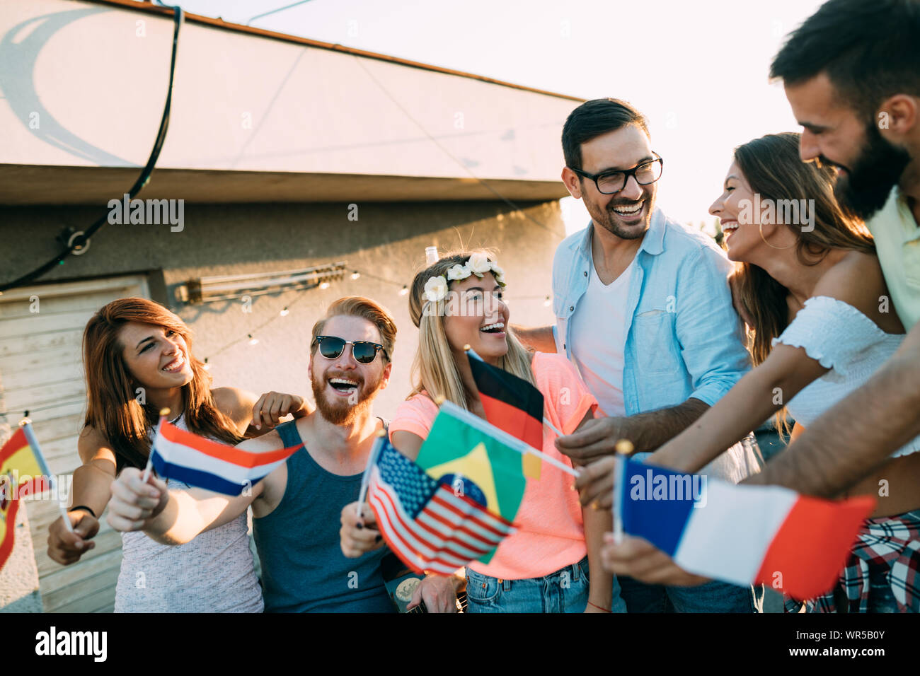 Gli amici di differenti culutres divertendosi, promuovere la pace senza pregiudizi razziali Foto Stock