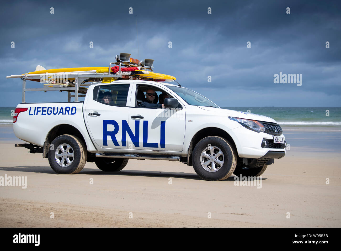 RNLI bagnino di un prelevamento sulla spiaggia benone, vicino in discesa, l'Irlanda del Nord. Regno Unito. Foto Stock