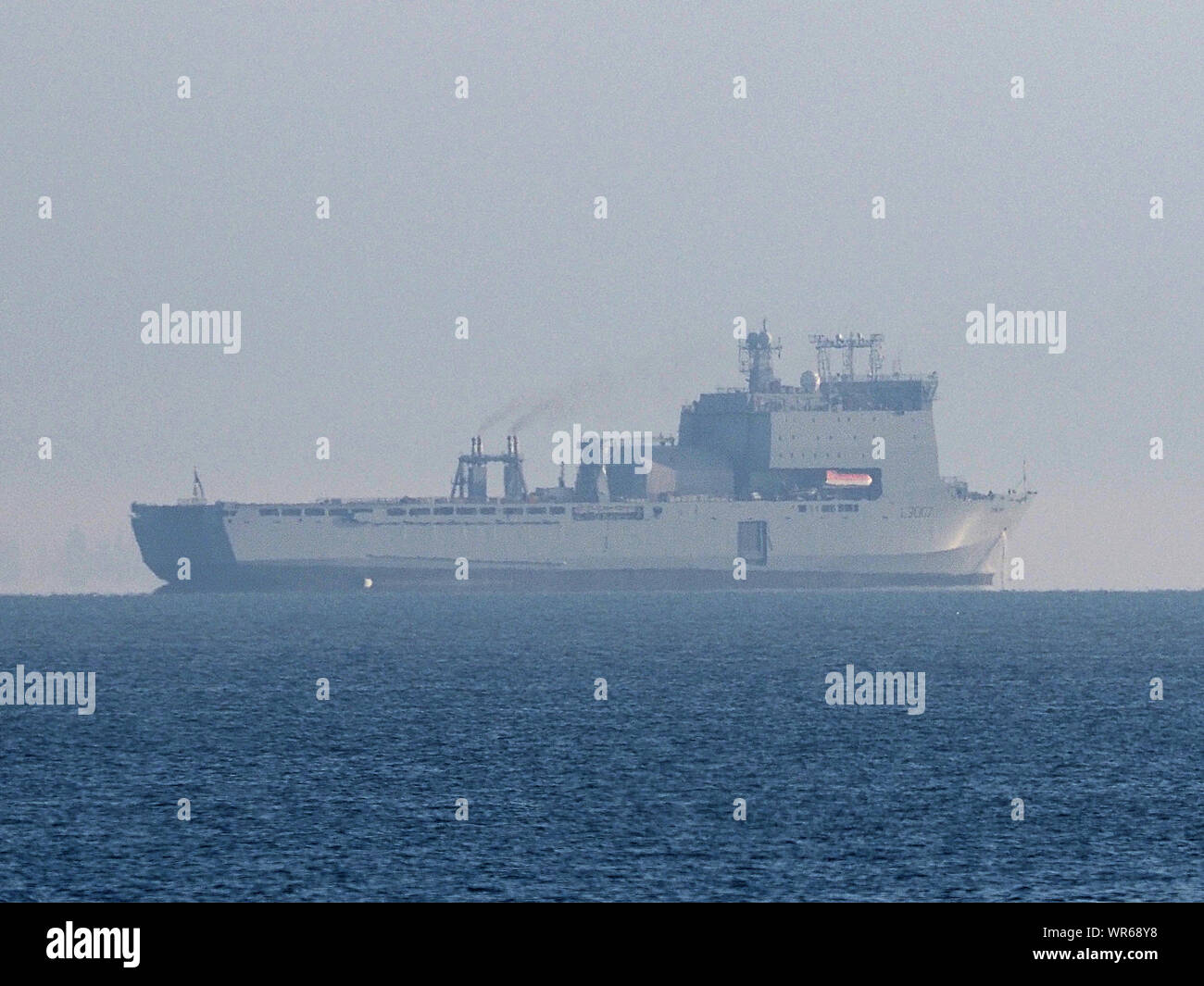 Sheerness, Kent, Regno Unito. 10 Settembre, 2019. Royal Fleet nave ausiliaria 'Lyme Bay' visto sfilare di Sheerness, Kent visto questa mattina nelle prime ore del mattino la nebbia quando esso si discosta per Londra. RFA Lyme Bay sta partecipando a Londra per la spedizione internazionale di settimana. La difesa e le attrezzature di sicurezza internazionale (DSEI) spettacolo è anche su Excel. Credito: James Bell/Alamy Live News Foto Stock