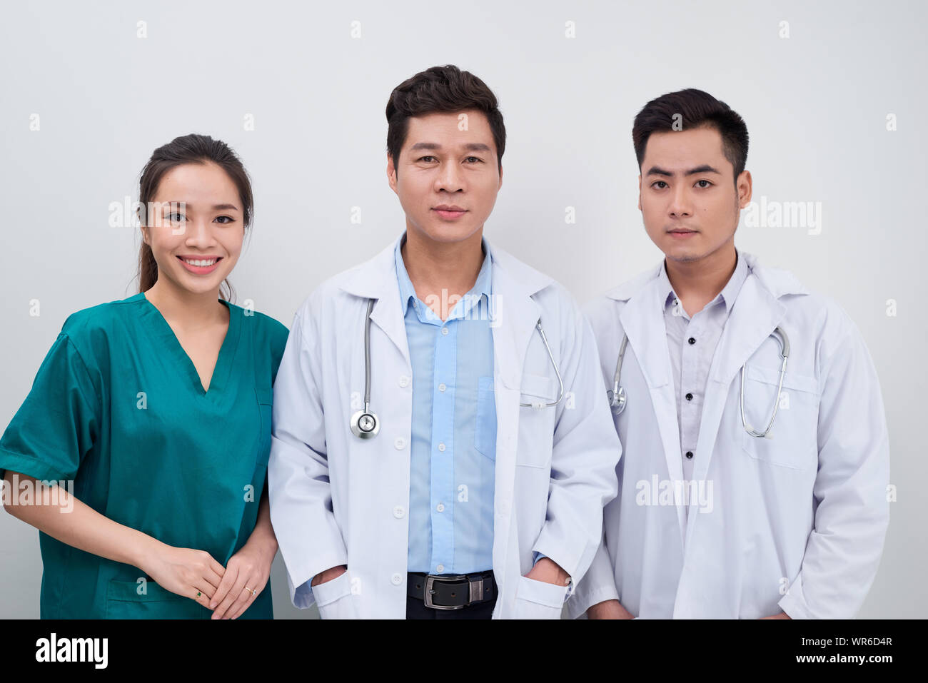 Gruppo di asiatici lavoratori medico/ medici e infermiere sorridente in telecamera Foto Stock