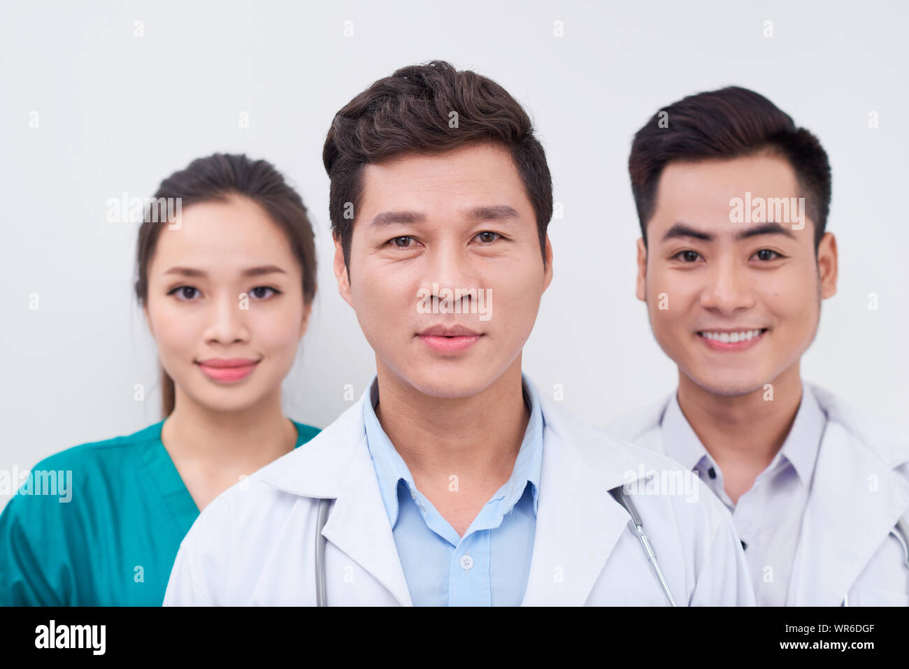 Gruppo di asiatici lavoratori medico/ medici e infermiere sorridente in telecamera Foto Stock